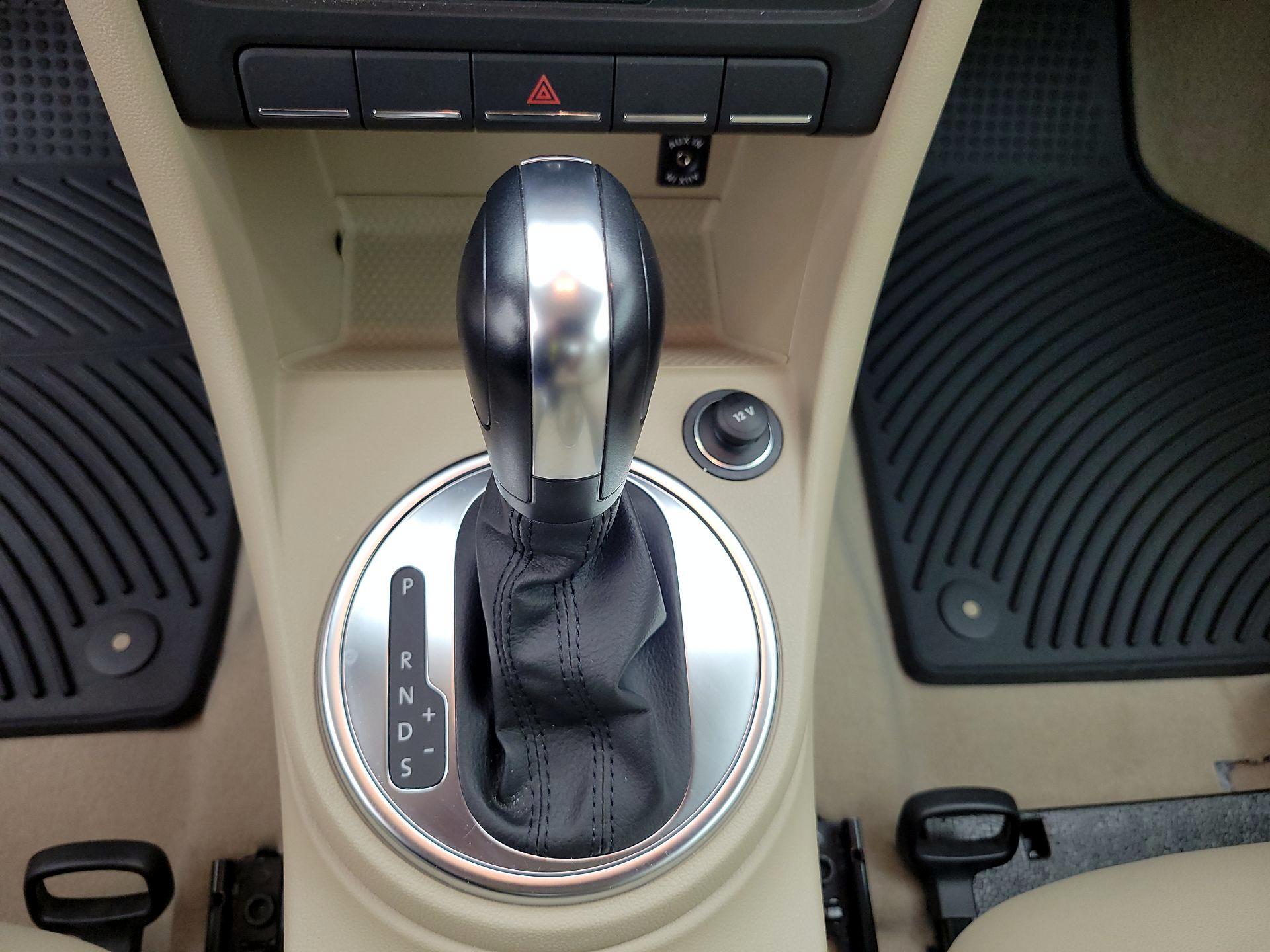 Thumbnail: 2013 Volkswagen Beetle - 15