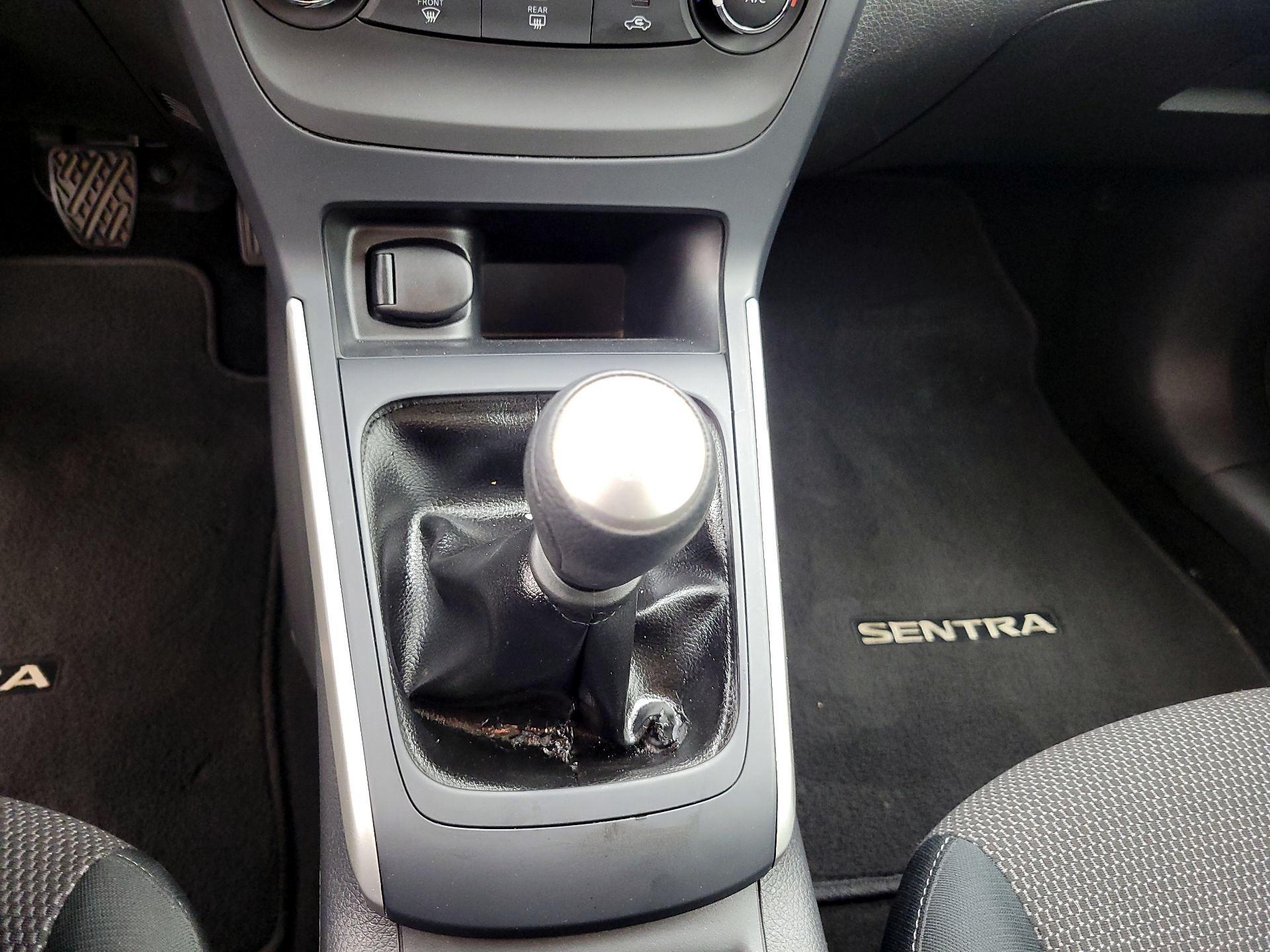 Thumbnail: 2019 Nissan Sentra - 17