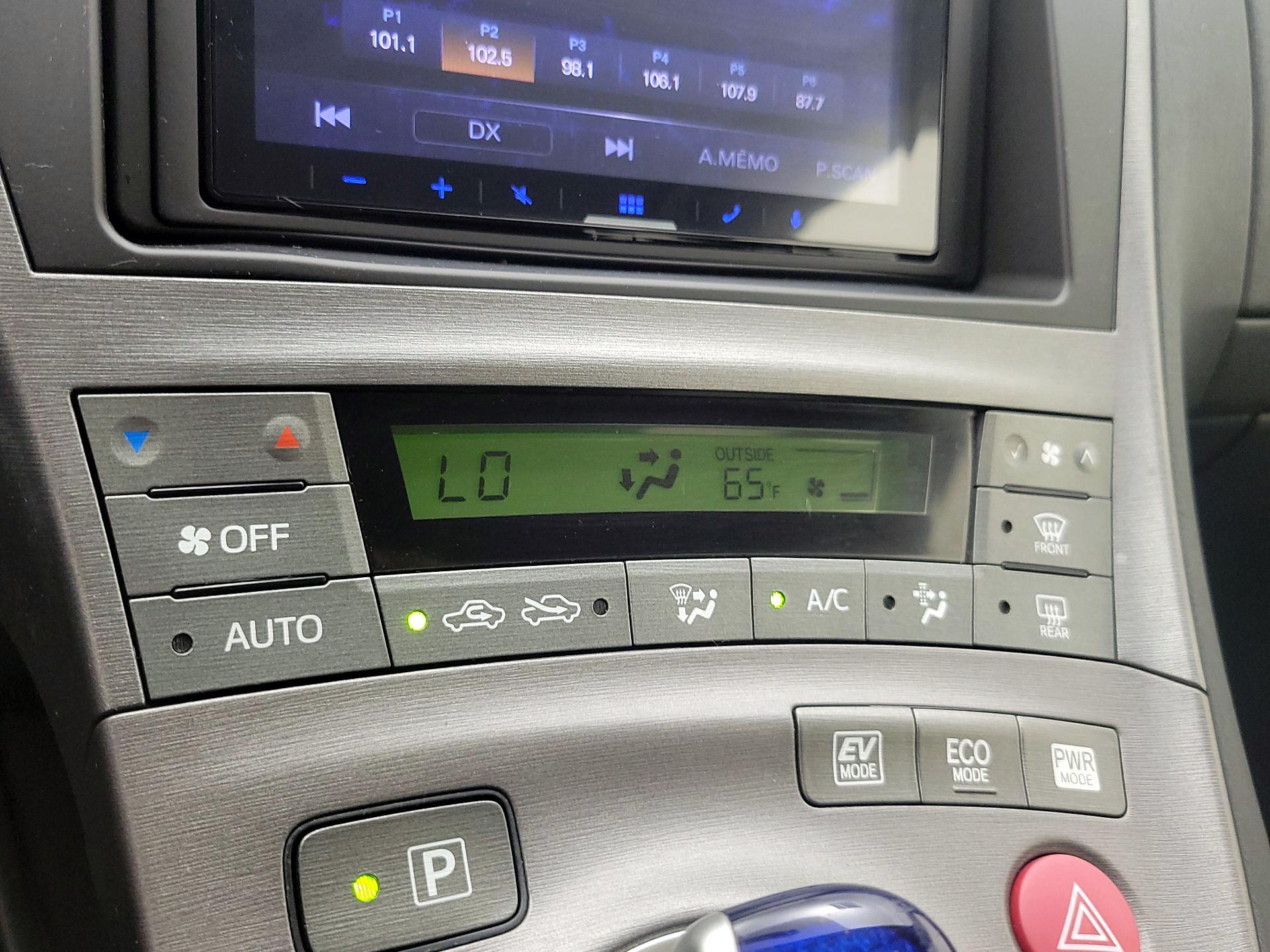 Thumbnail: 2015 Toyota Prius - 16