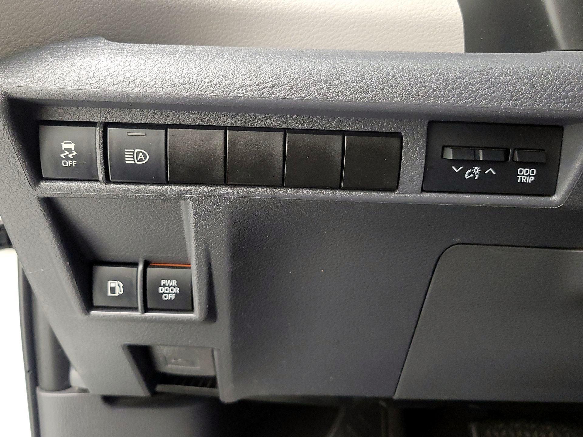 Thumbnail: 2021 Toyota Sienna - 13