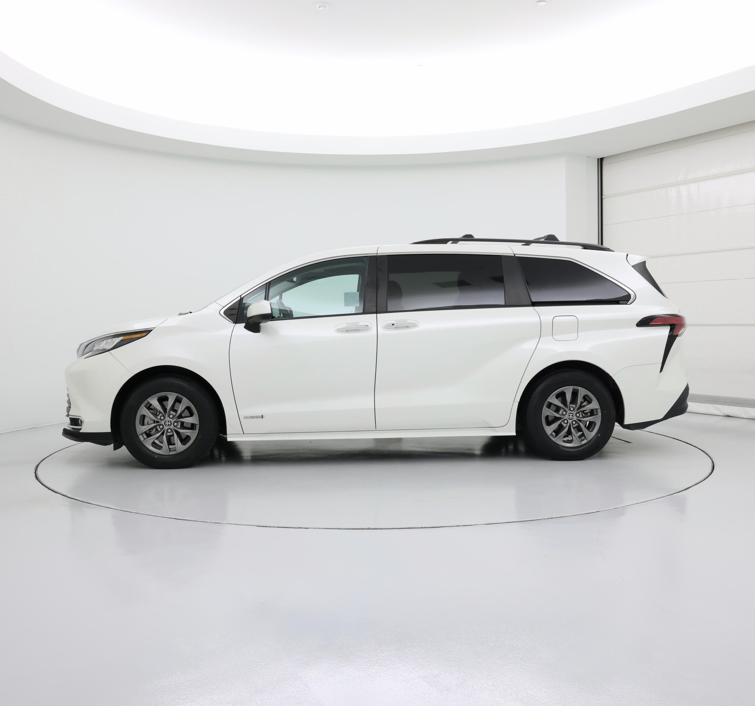 Thumbnail: 2021 Toyota Sienna - 3