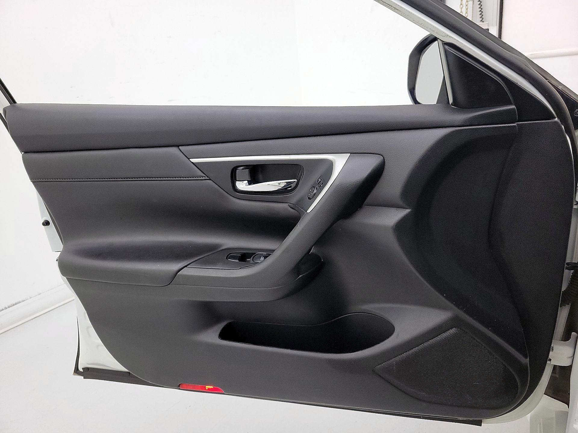 Thumbnail: 2015 Nissan Altima - 12