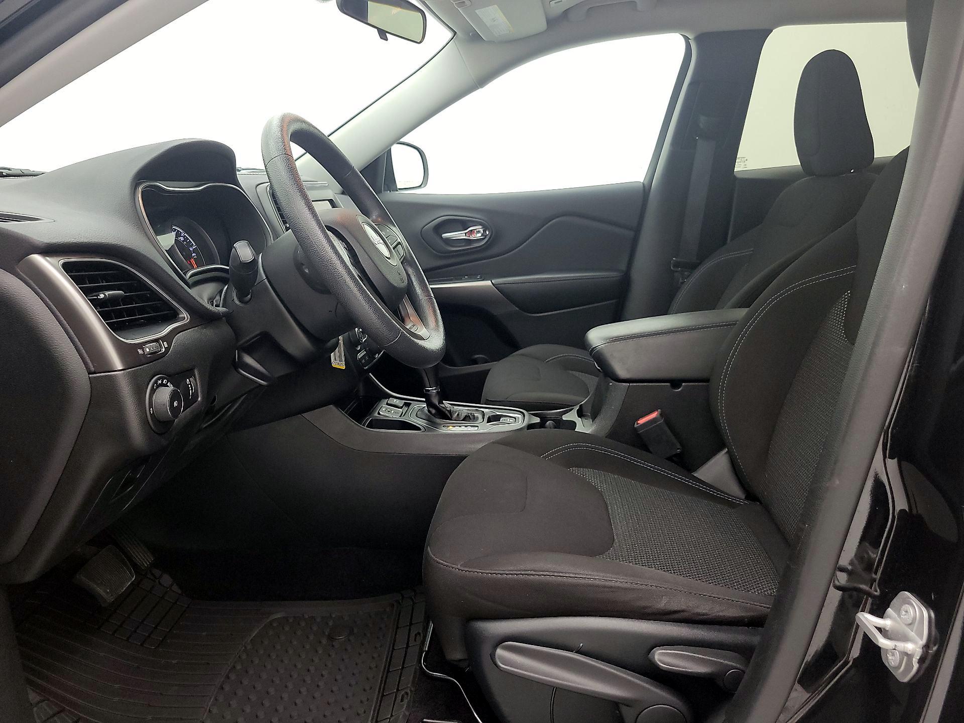Thumbnail: 2019 Jeep Cherokee - 11