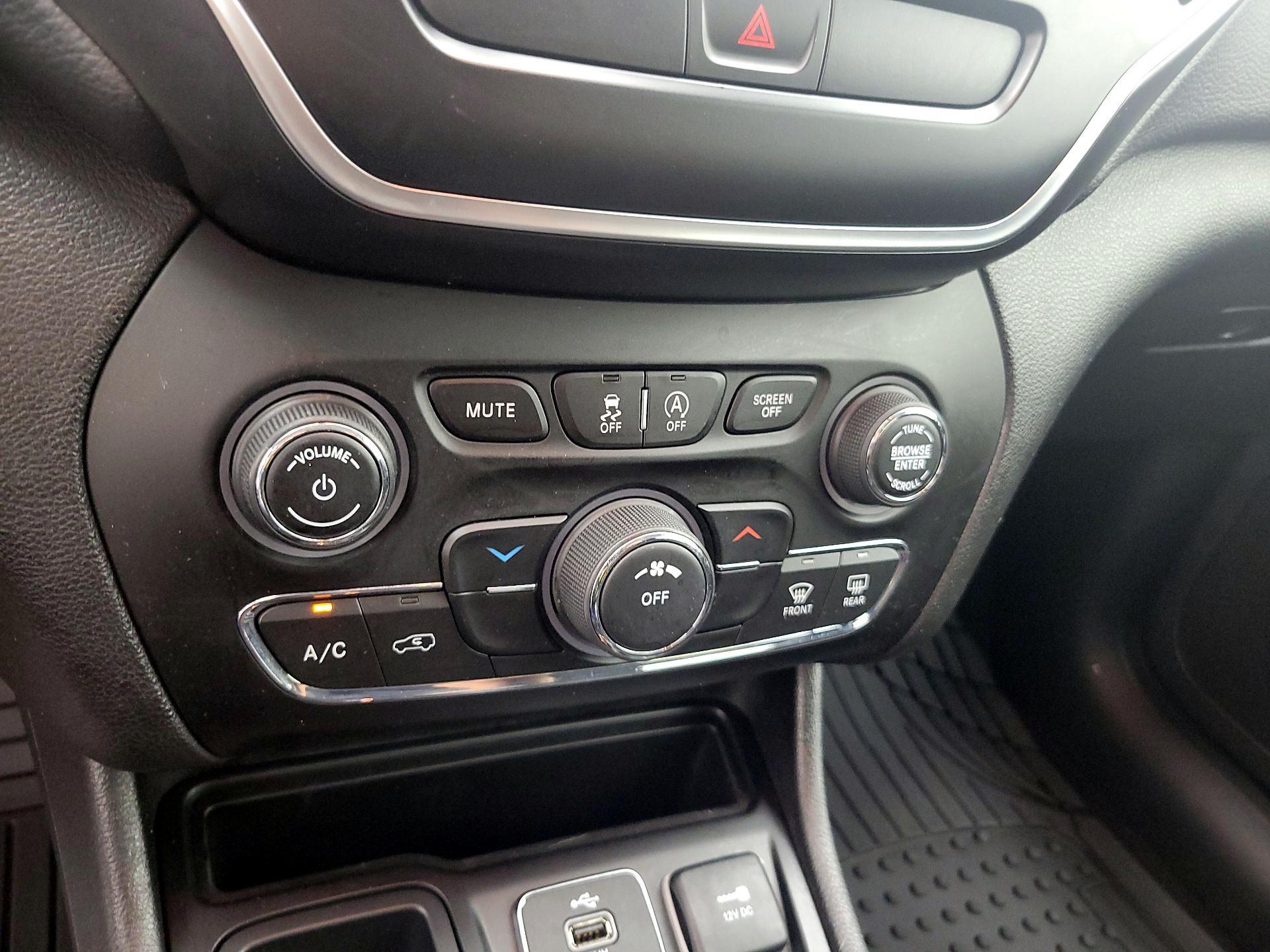 Thumbnail: 2019 Jeep Cherokee - 16