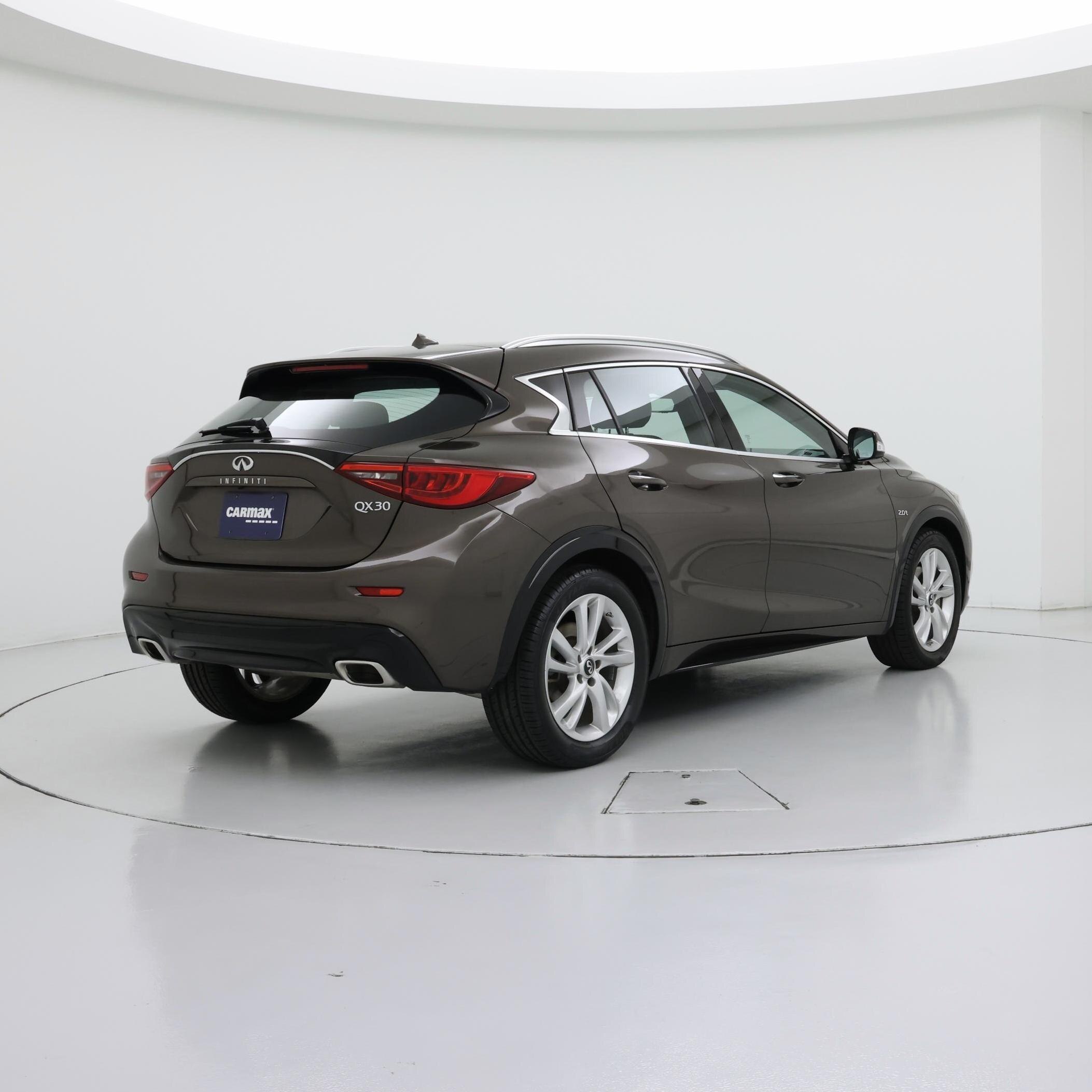 Thumbnail: 2017 INFINITI QX30 - 8