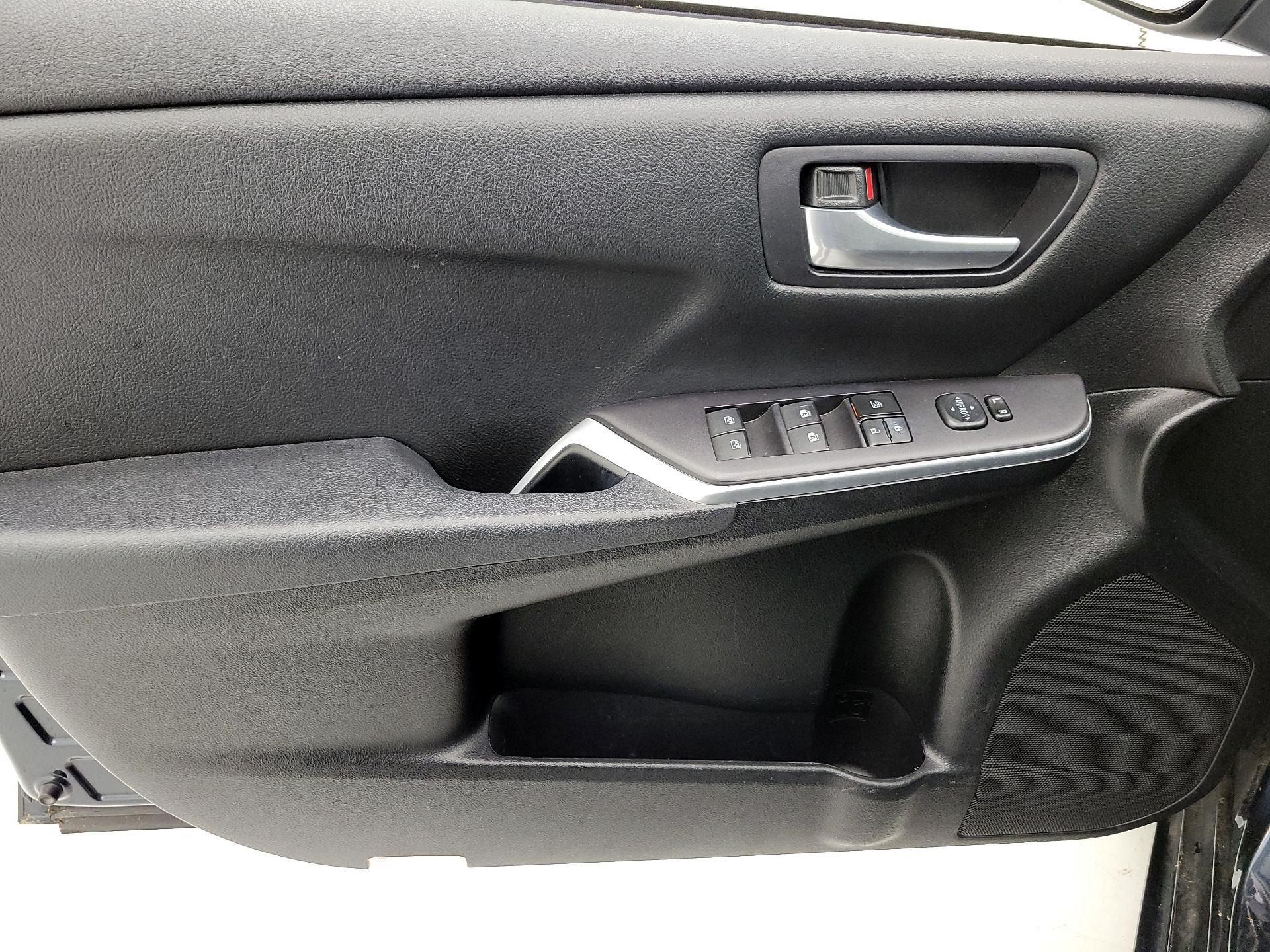 Thumbnail: 2015 Toyota Camry - 12