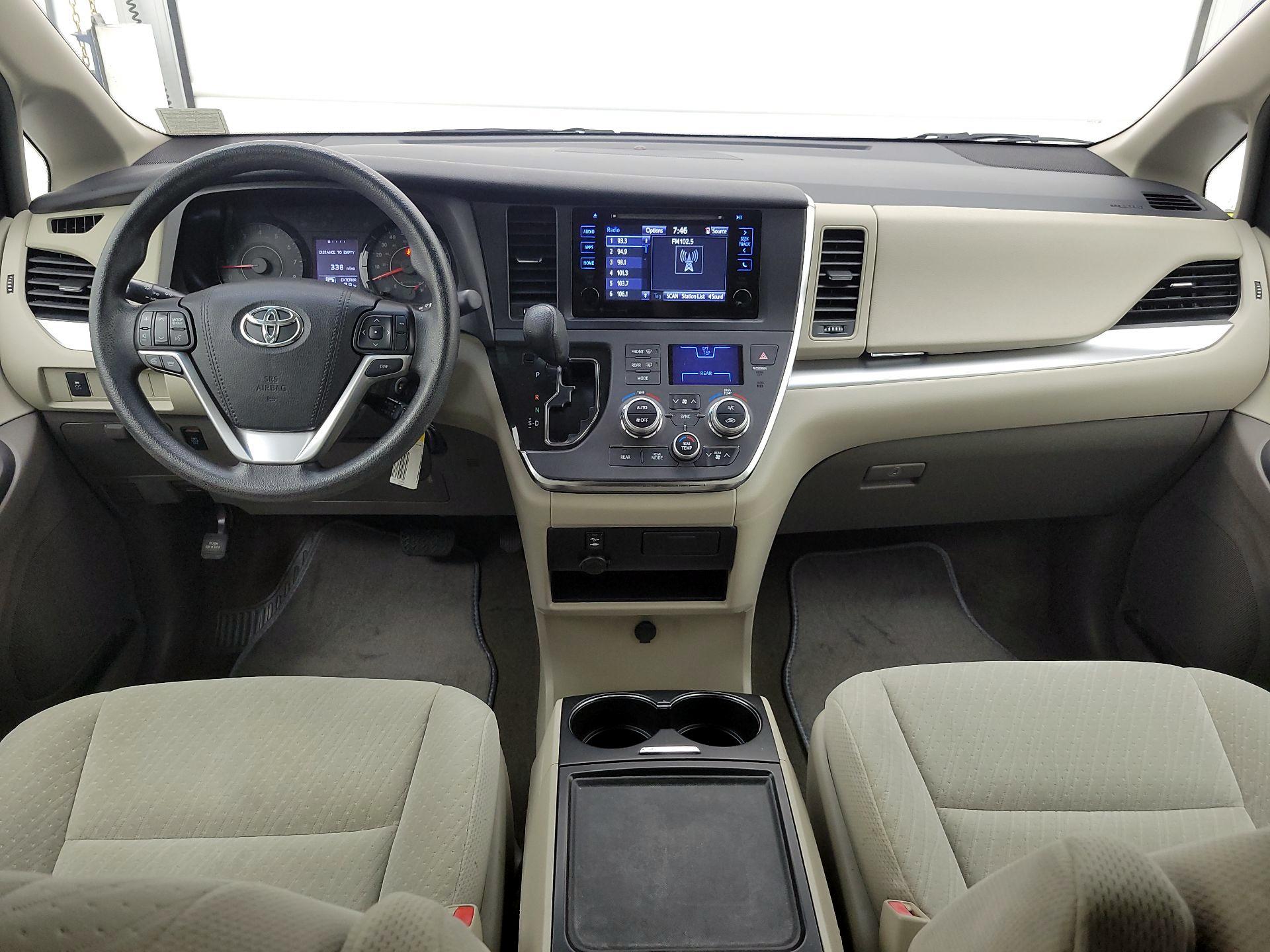 Thumbnail: 2017 Toyota Sienna - 9