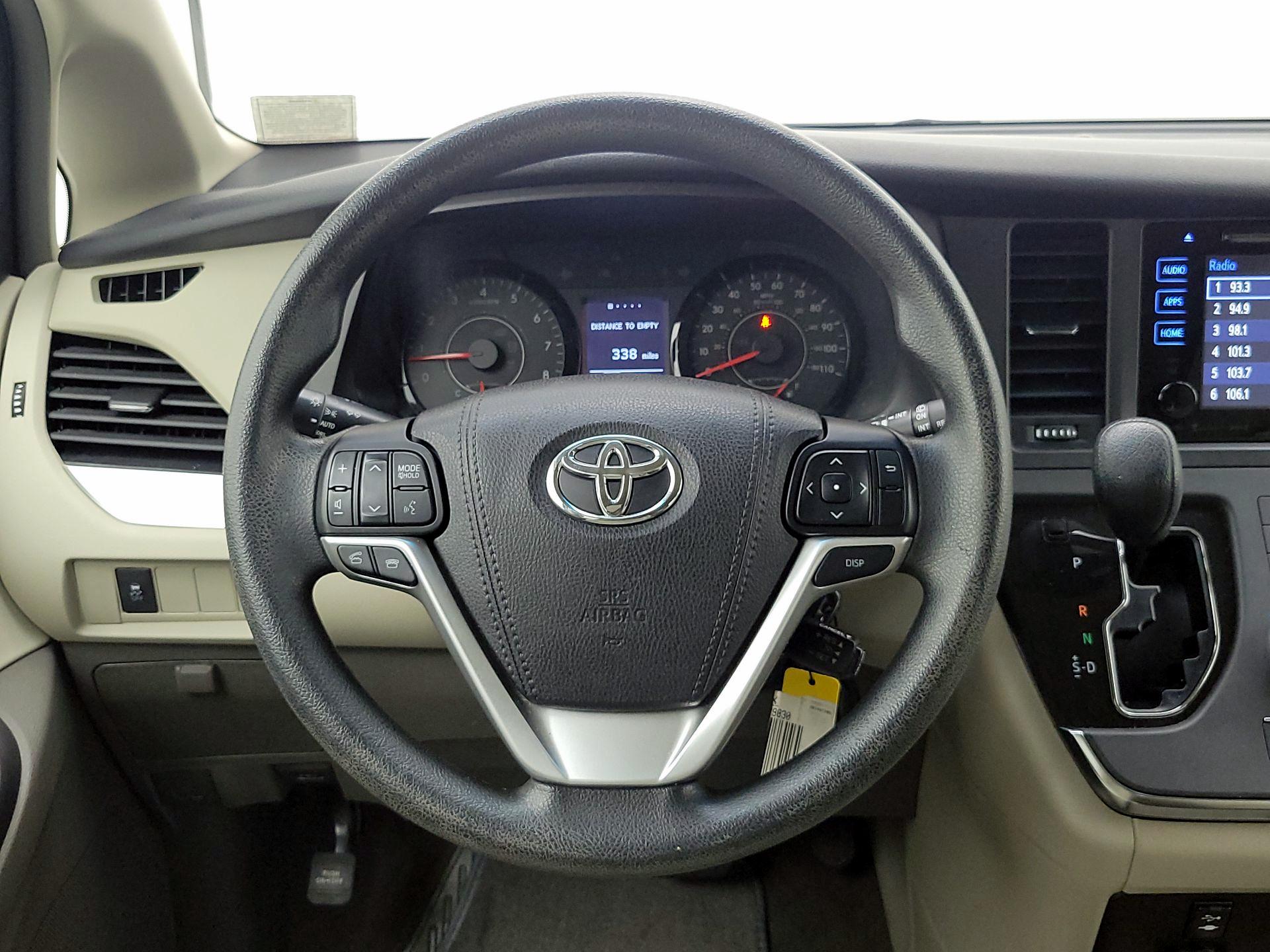 Thumbnail: 2017 Toyota Sienna - 10