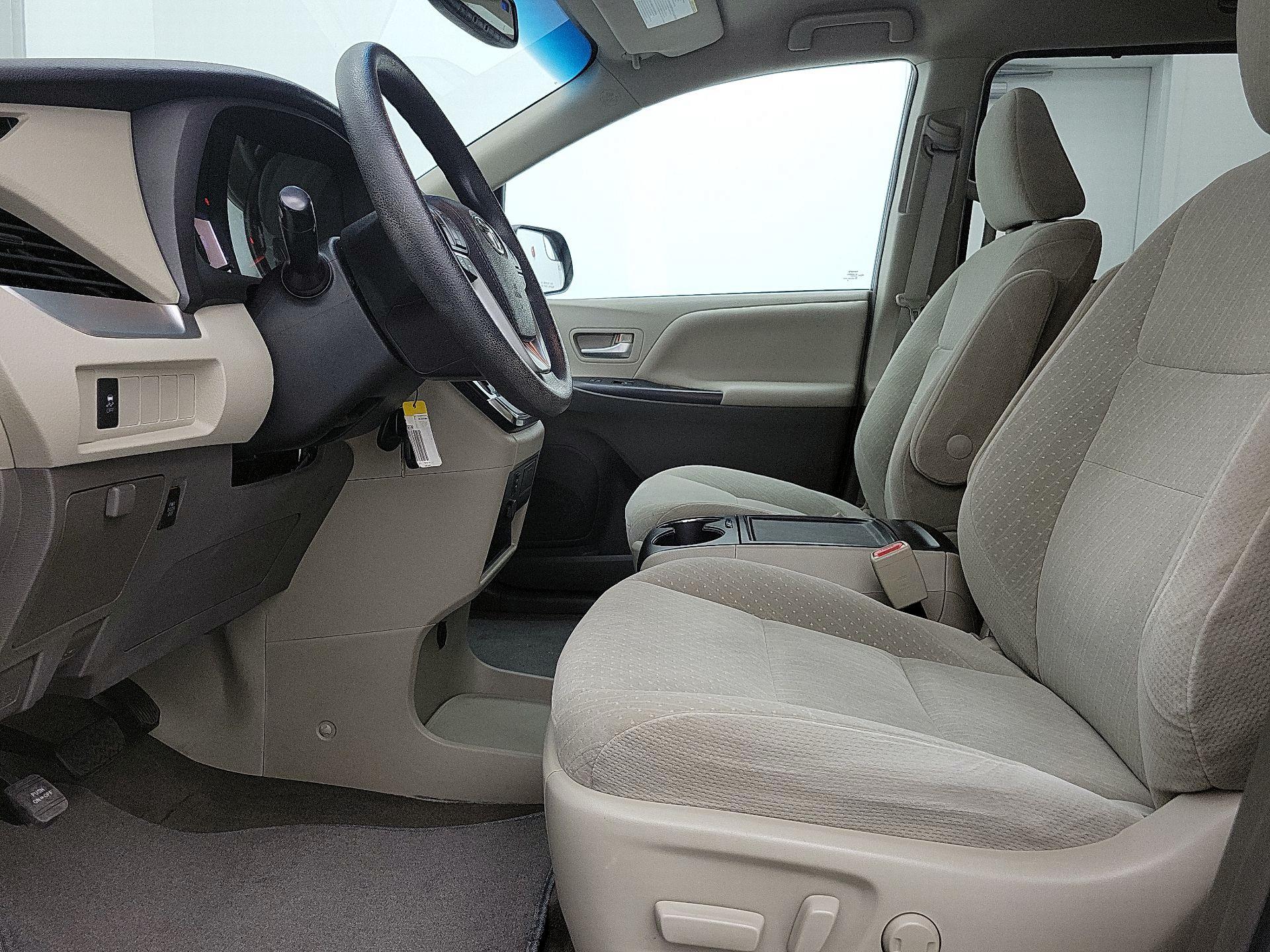 Thumbnail: 2017 Toyota Sienna - 11