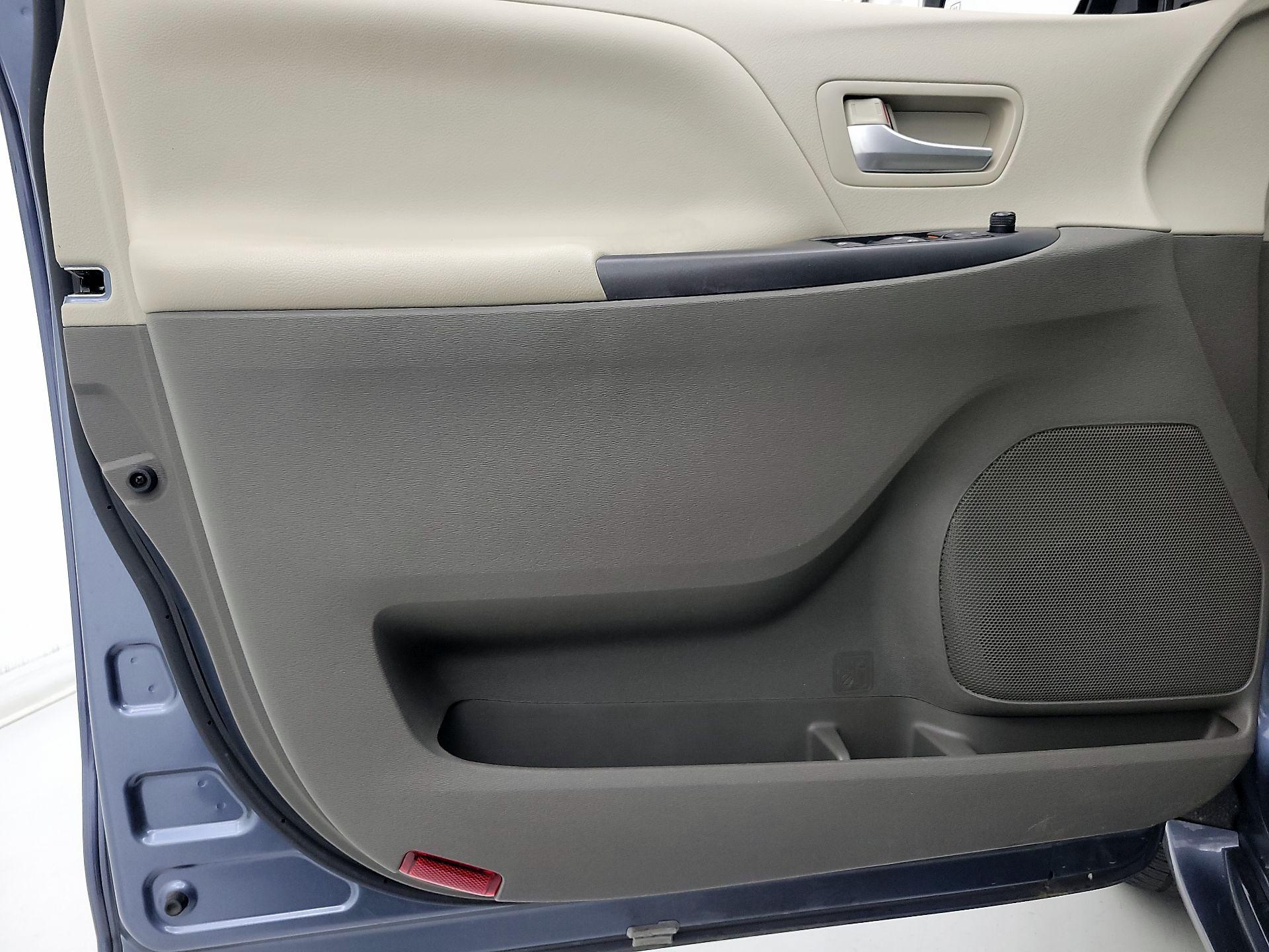 Thumbnail: 2017 Toyota Sienna - 12