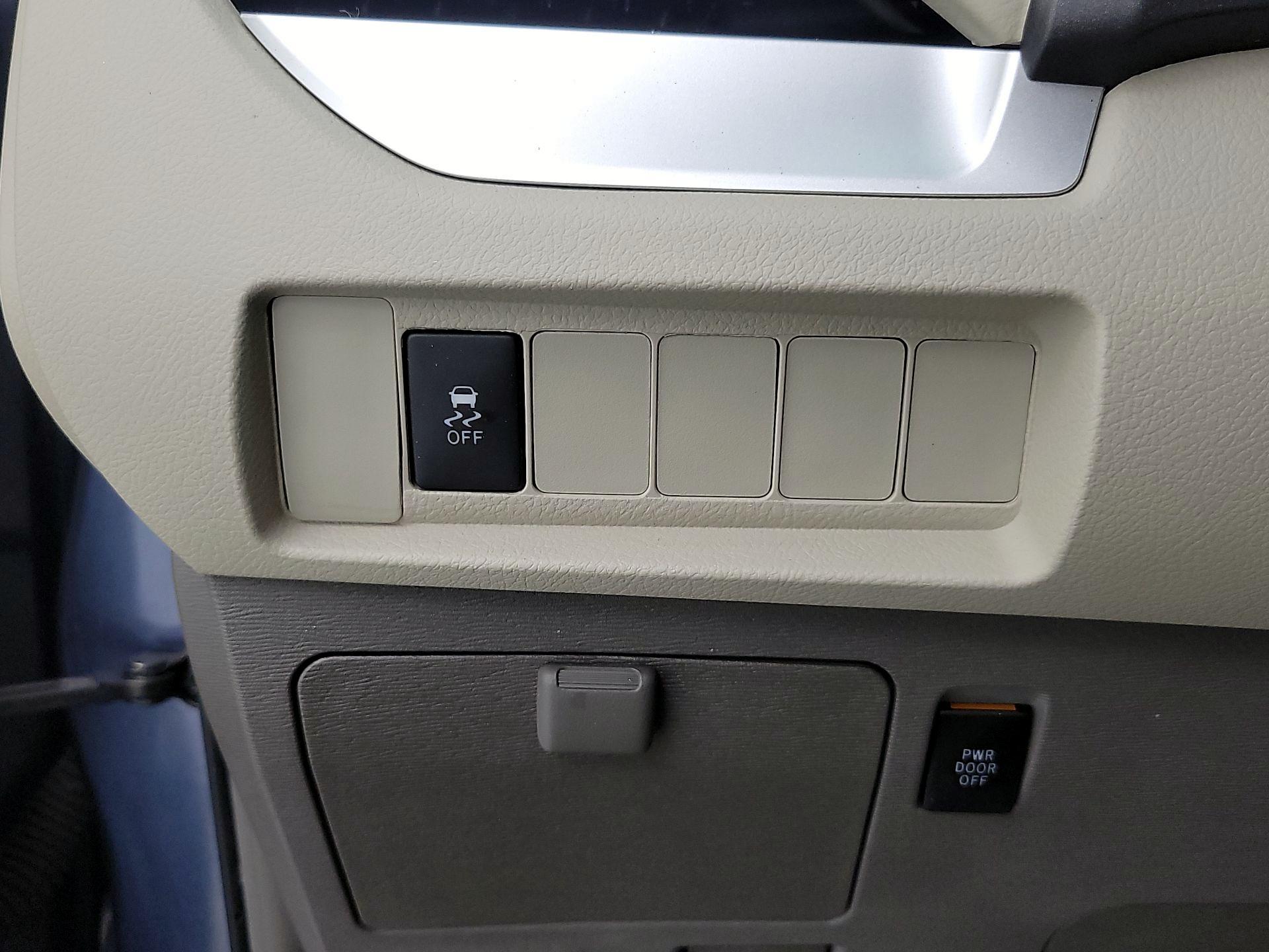 Thumbnail: 2017 Toyota Sienna - 13