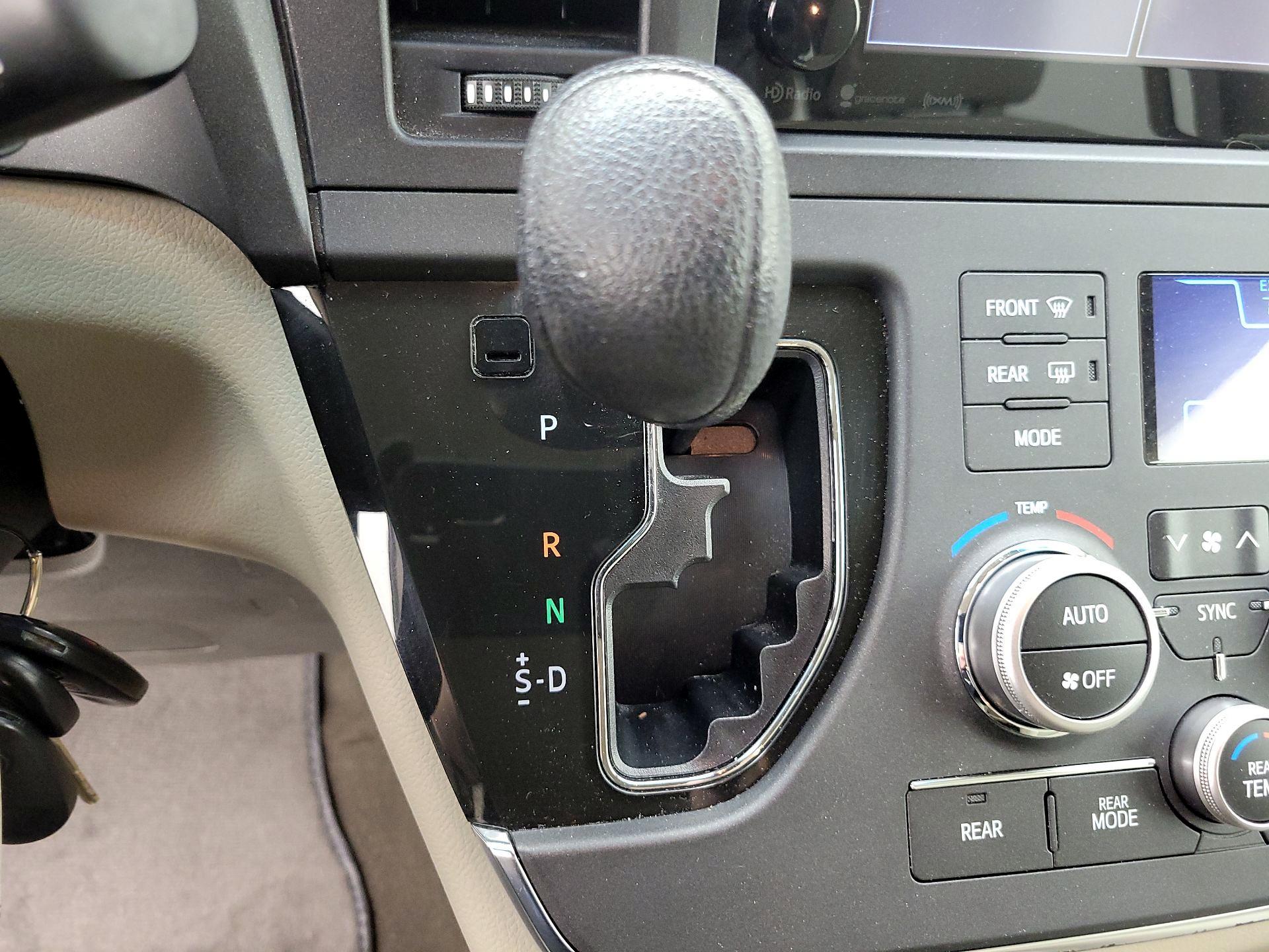 Thumbnail: 2017 Toyota Sienna - 18
