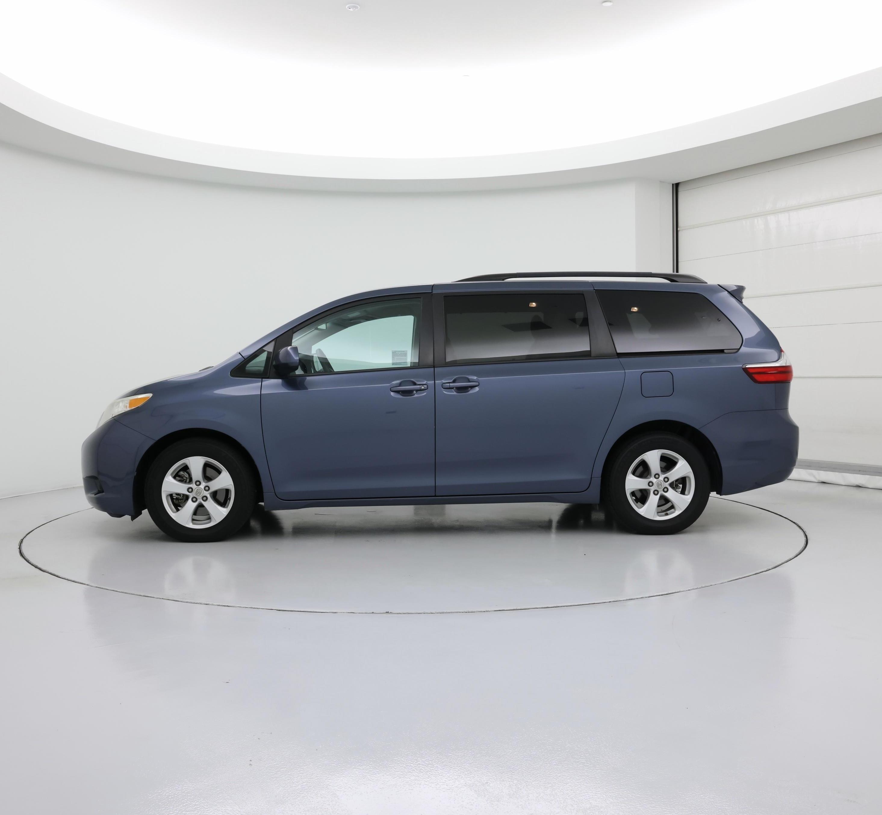 Thumbnail: 2017 Toyota Sienna - 3