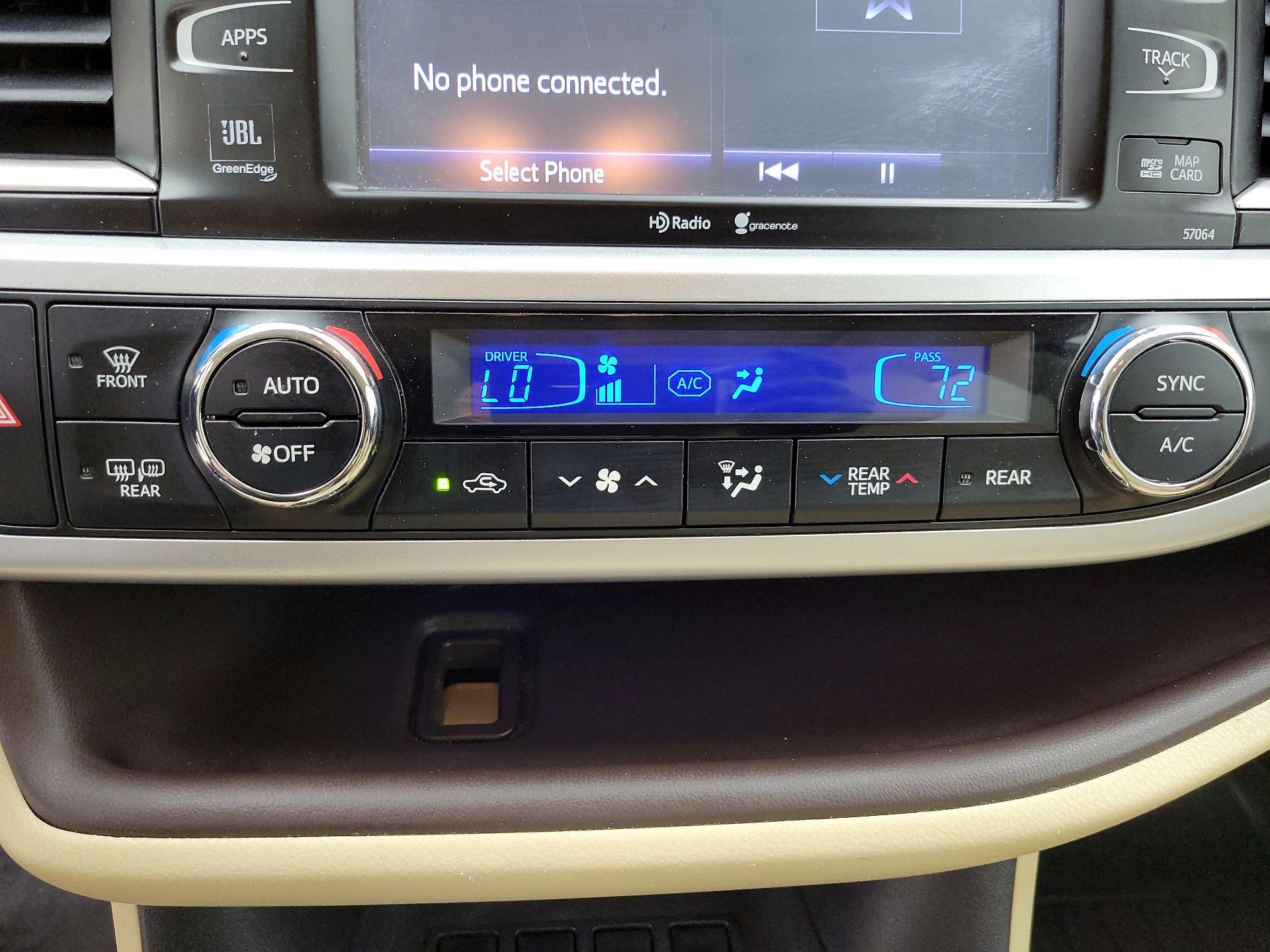 Thumbnail: 2015 Toyota Highlander - 17