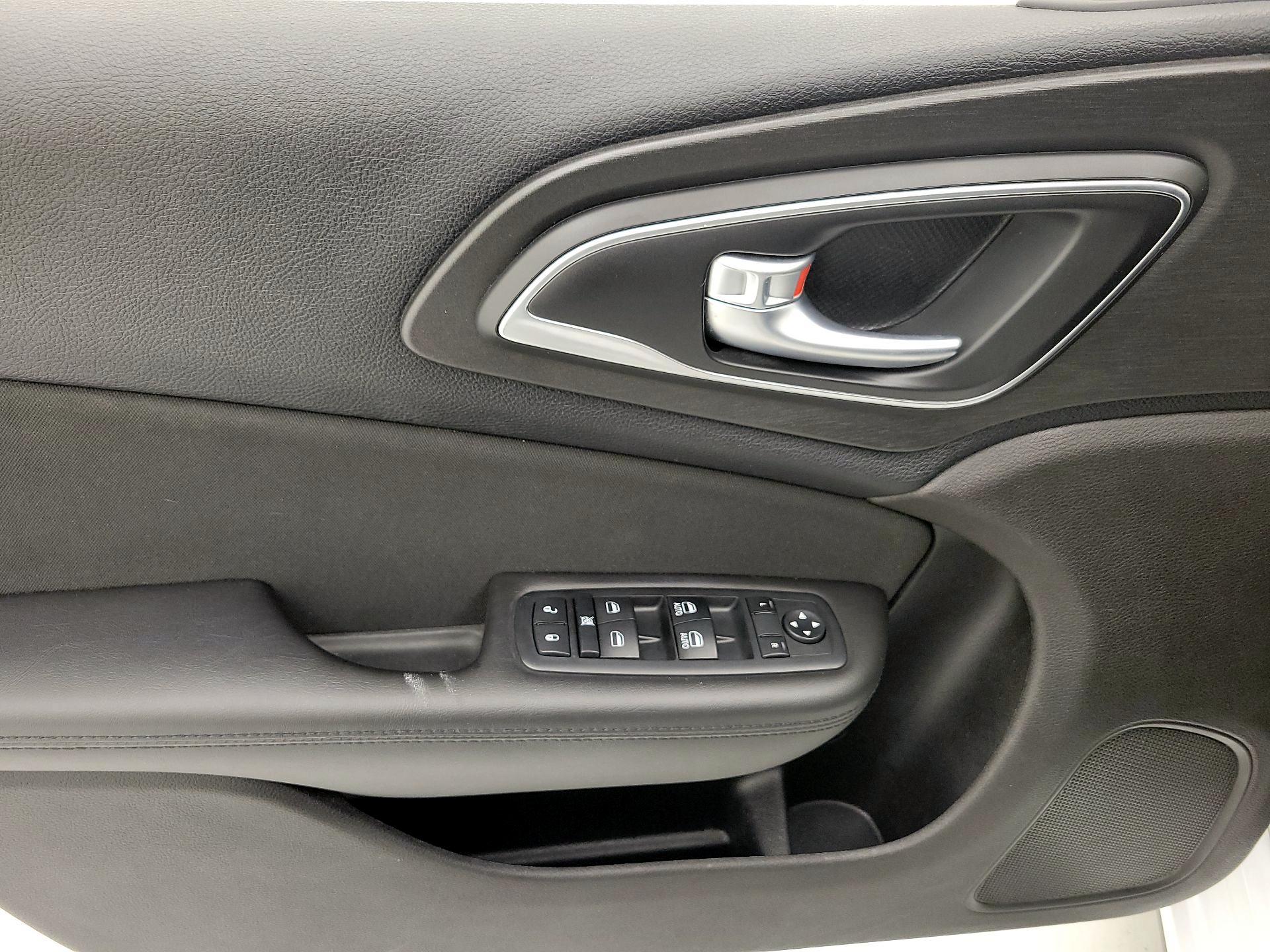 Thumbnail: 2016 Chrysler 200 - 12