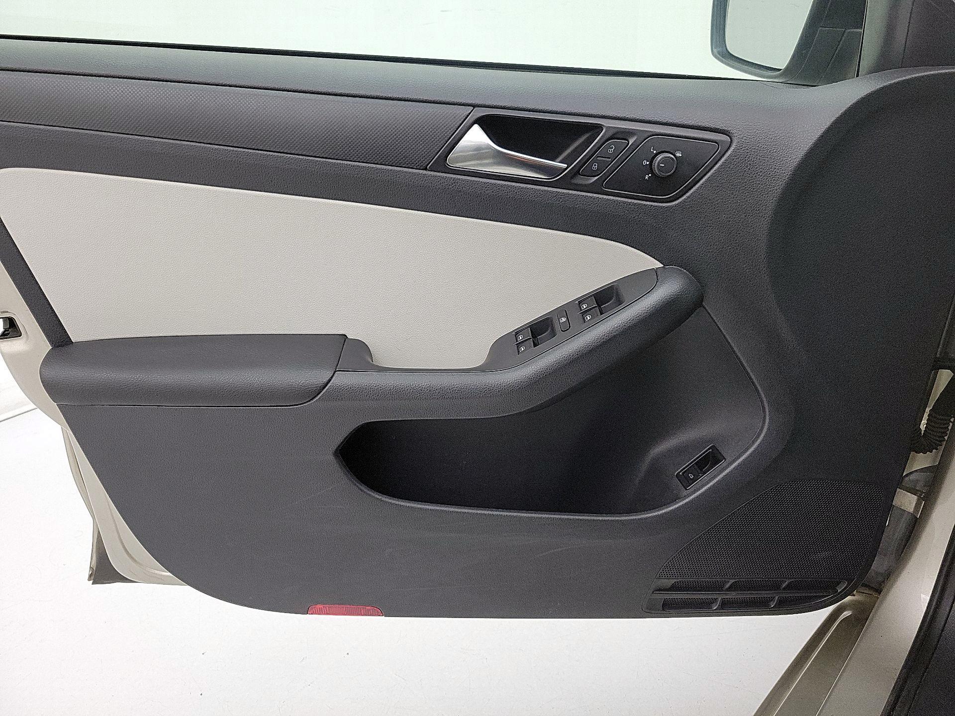 Thumbnail: 2015 Volkswagen Jetta - 12