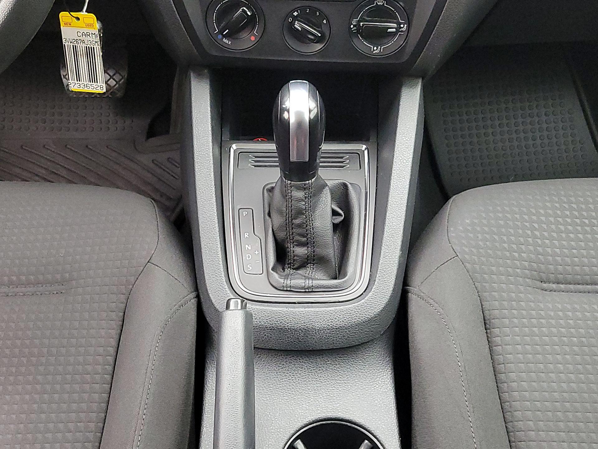 Thumbnail: 2016 Volkswagen Jetta - 16
