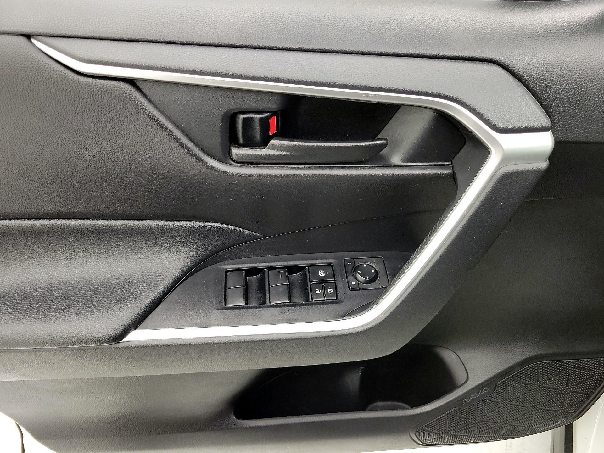Thumbnail: 2020 Toyota RAV4 - 12