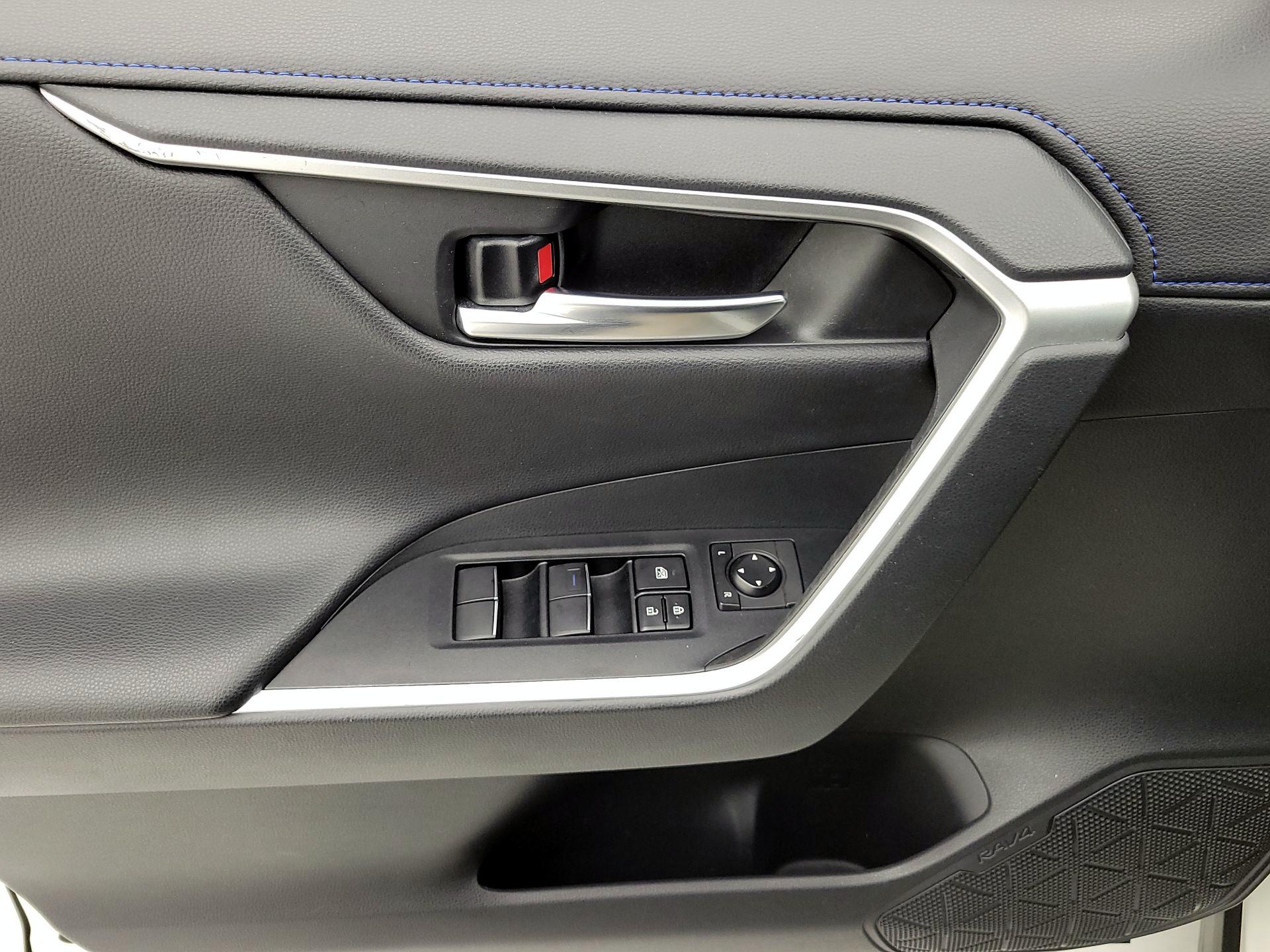 Thumbnail: 2020 Toyota RAV4 - 12