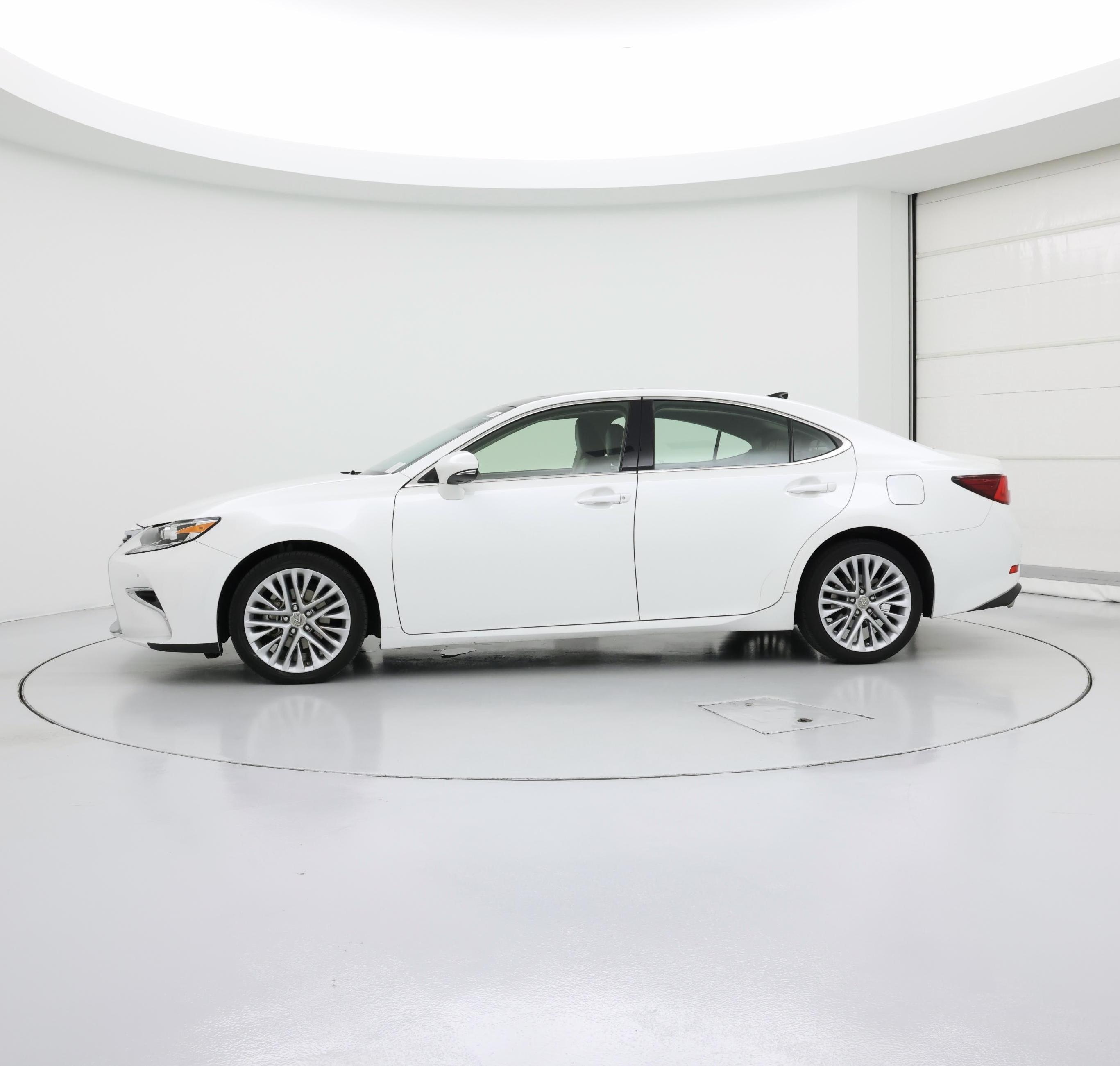 Thumbnail: 2016 Lexus ES - 3