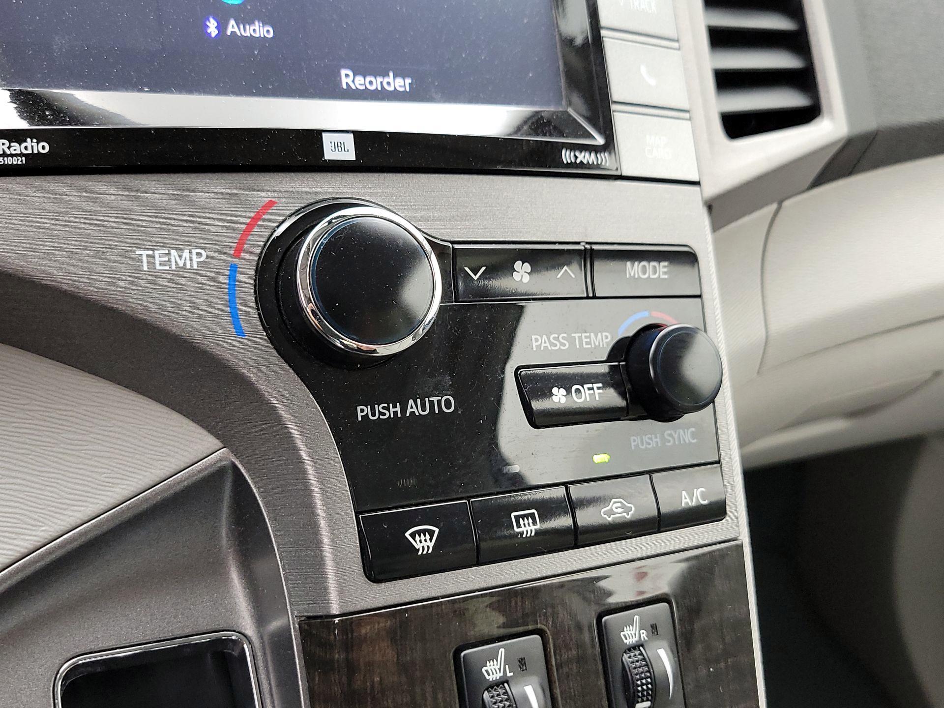Thumbnail: 2015 Toyota Venza - 17