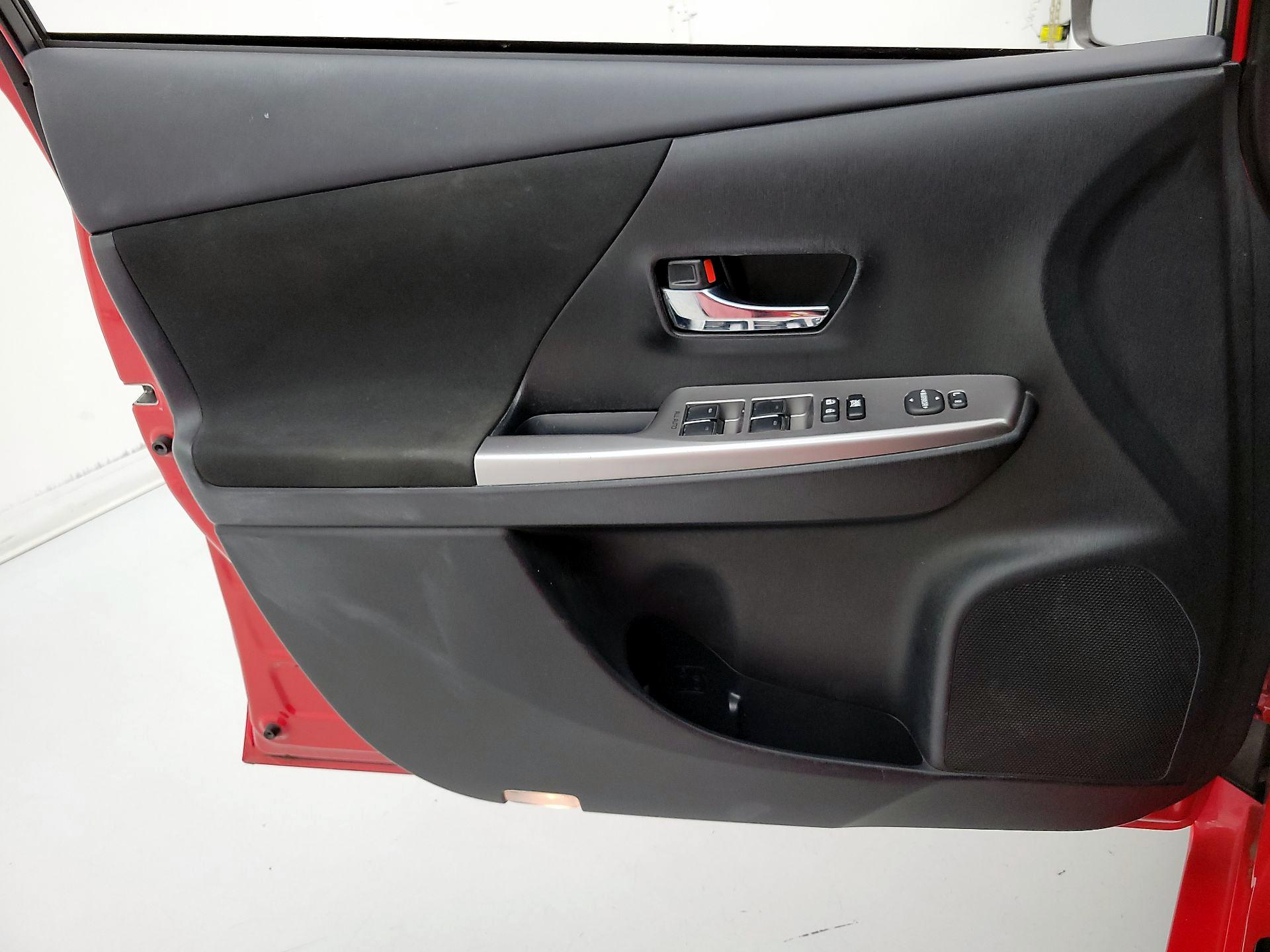 Thumbnail: 2015 Toyota Prius v - 12