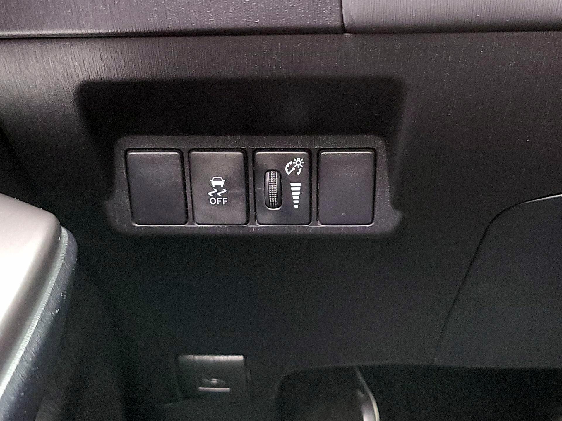 Thumbnail: 2015 Toyota Prius v - 13