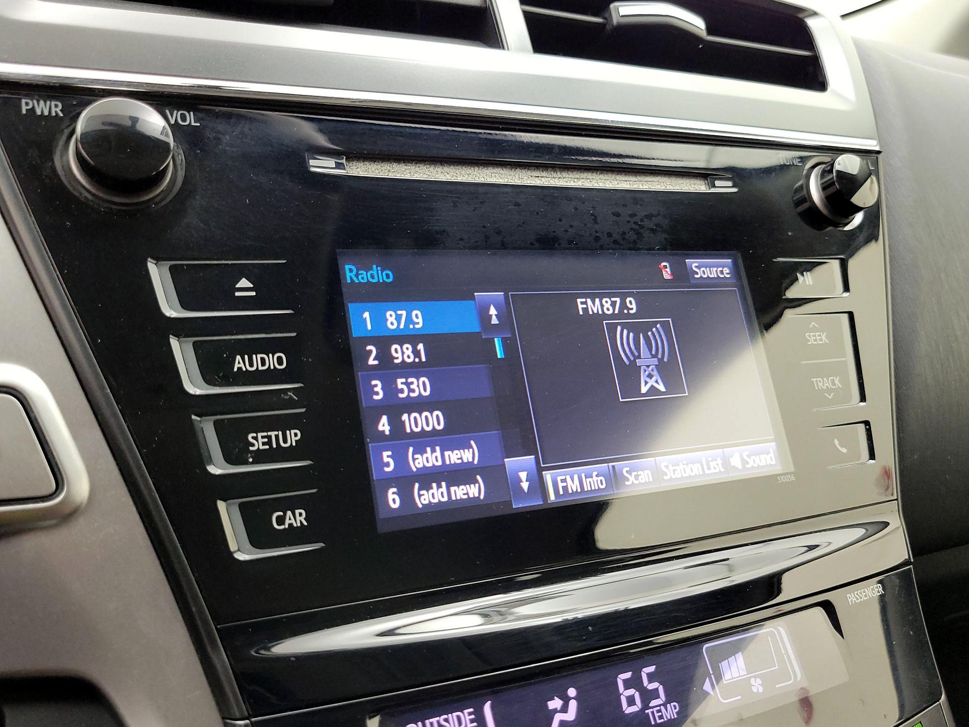 Thumbnail: 2015 Toyota Prius v - 15