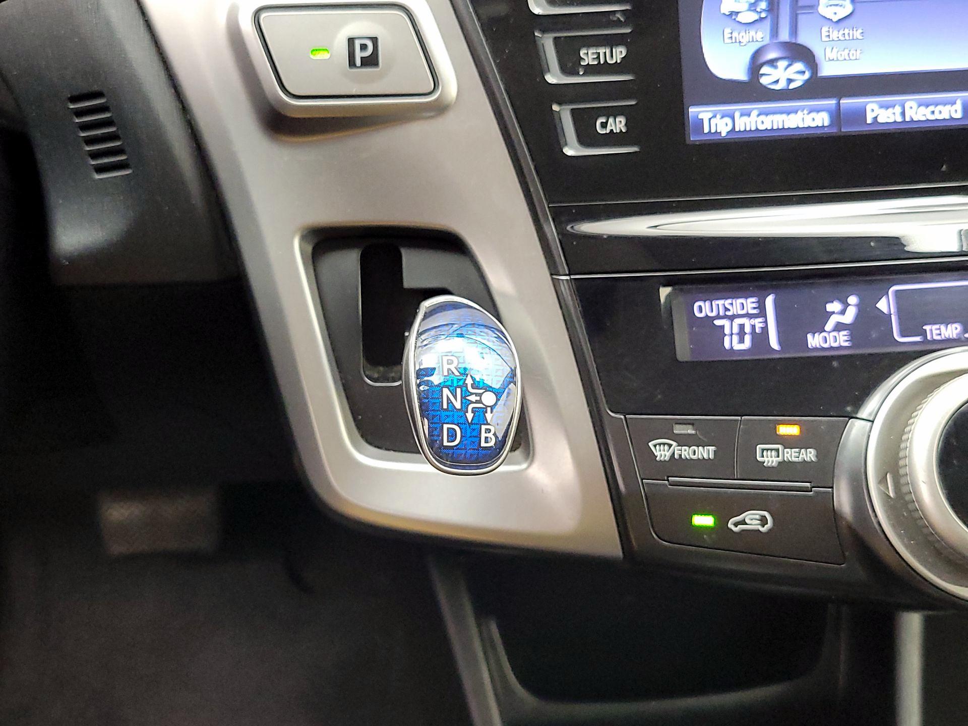 Thumbnail: 2015 Toyota Prius v - 17