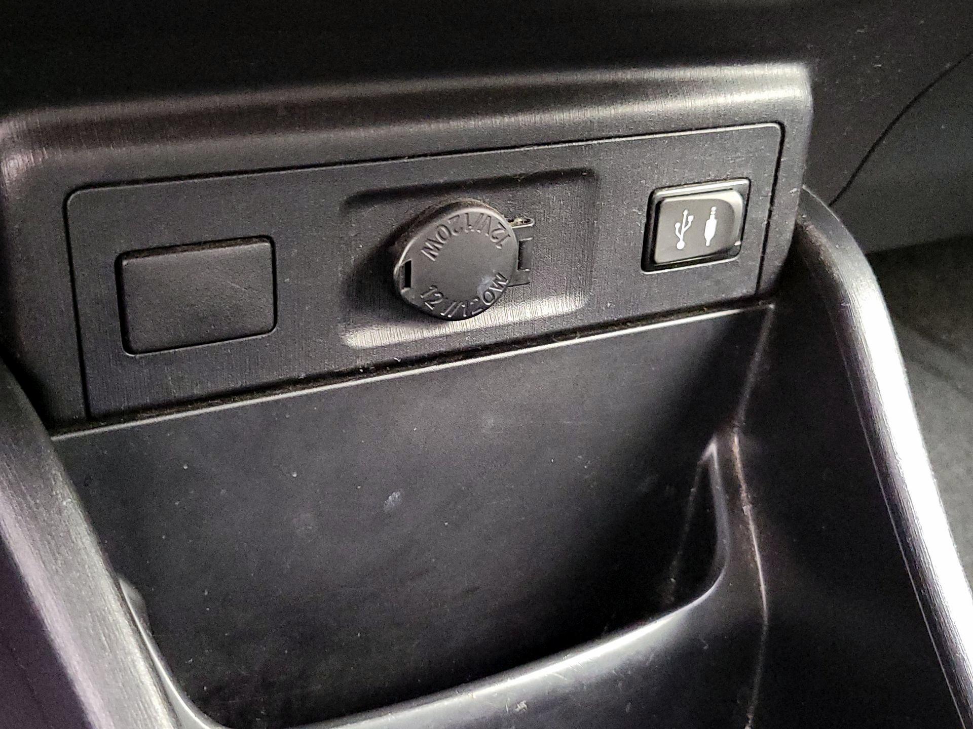 Thumbnail: 2015 Toyota Prius v - 18
