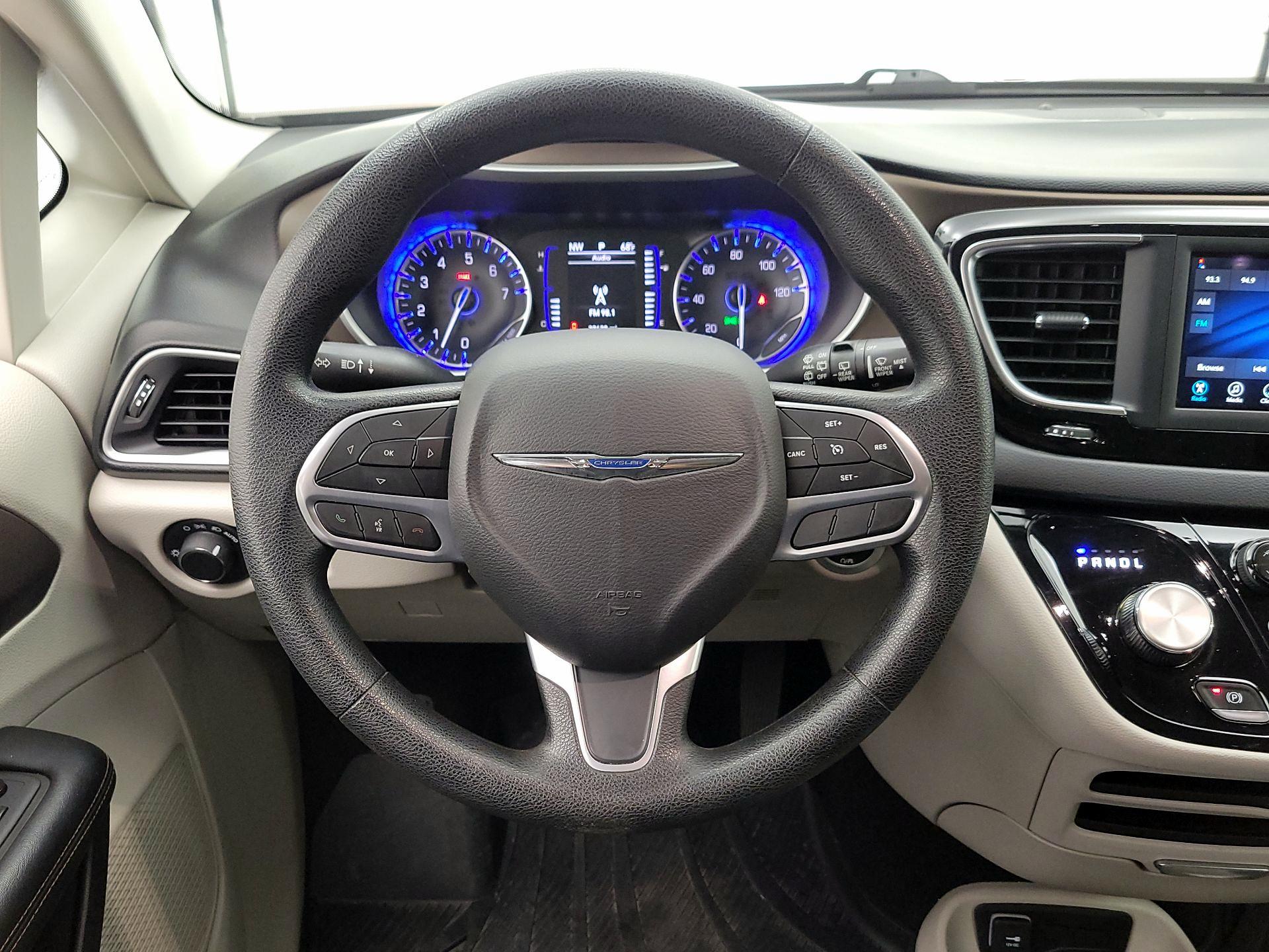 Thumbnail: 2019 Chrysler Pacifica - 10