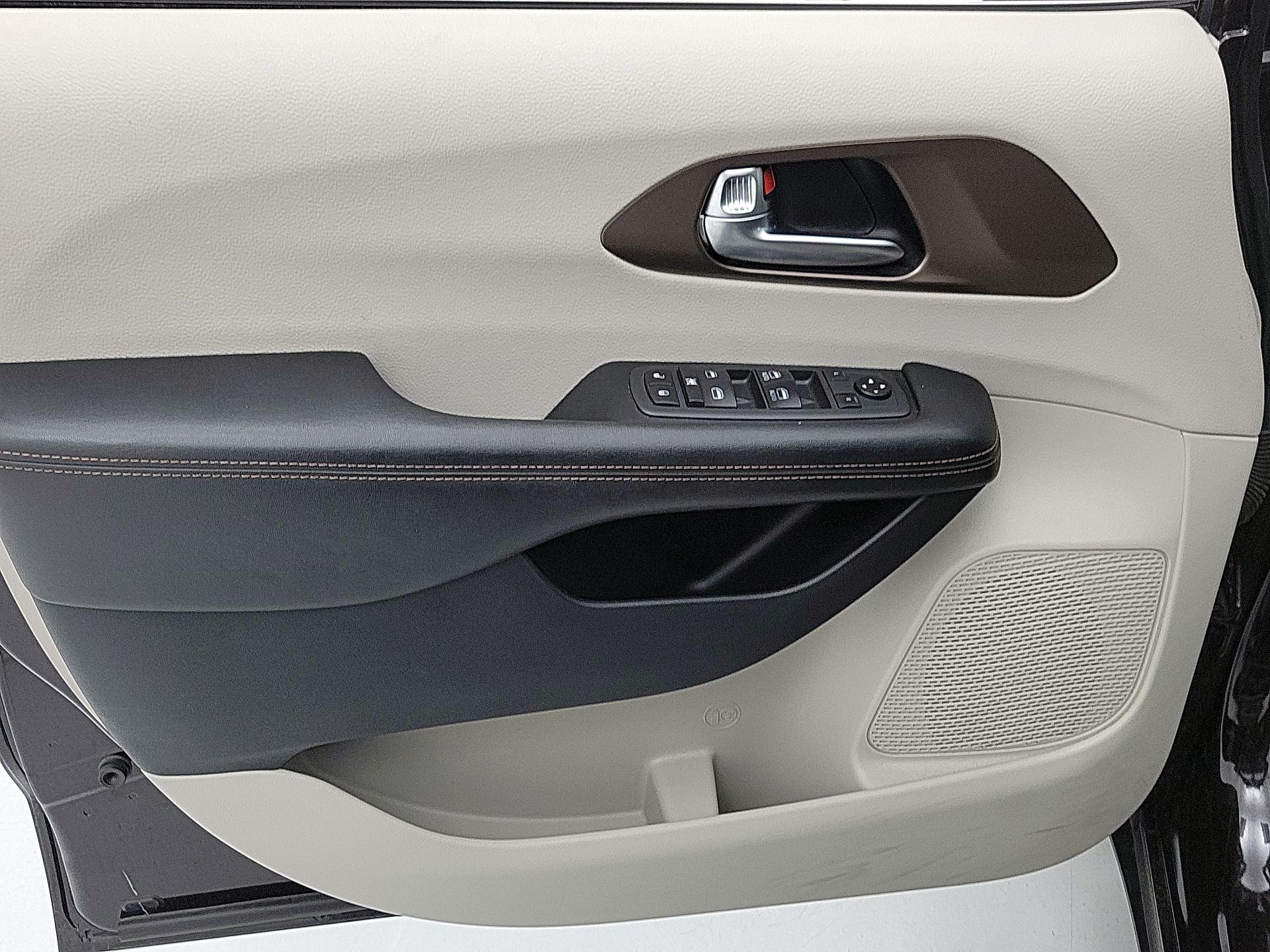 Thumbnail: 2019 Chrysler Pacifica - 12