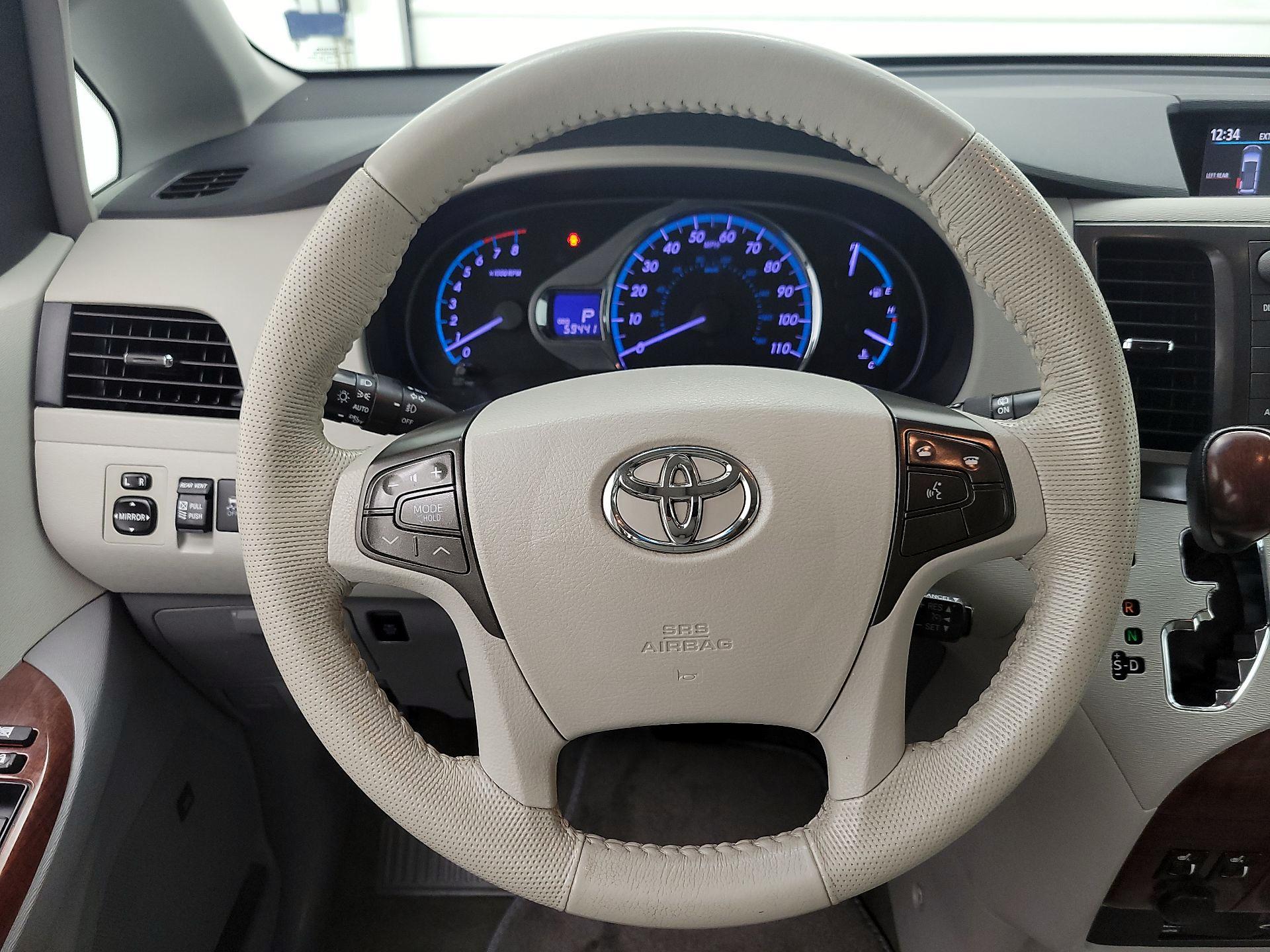Thumbnail: 2014 Toyota Sienna - 10