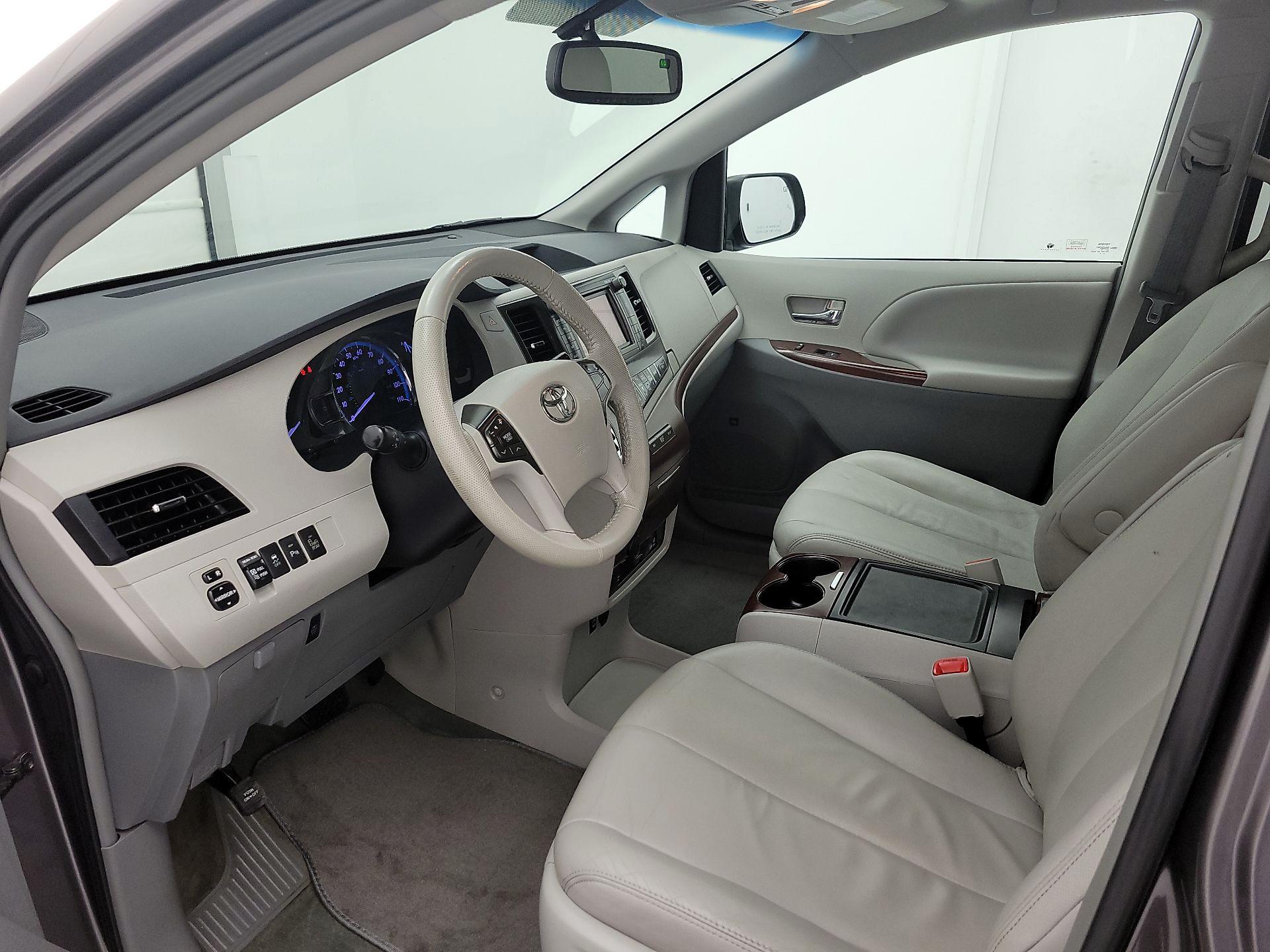Thumbnail: 2014 Toyota Sienna - 11
