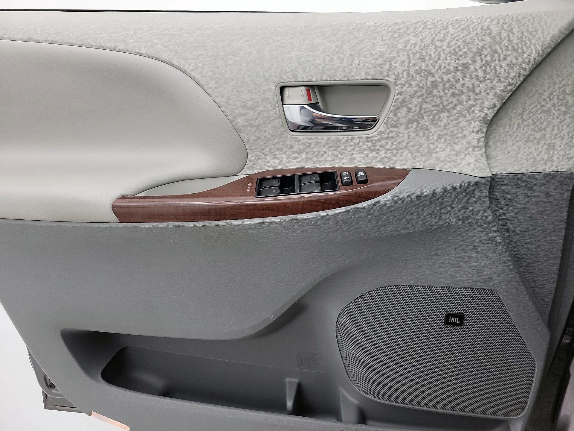 Thumbnail: 2014 Toyota Sienna - 12