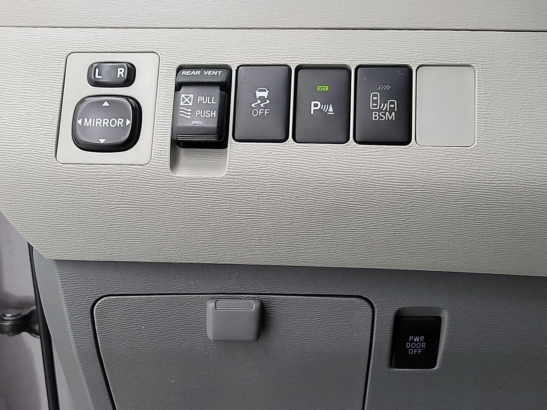 Thumbnail: 2014 Toyota Sienna - 13