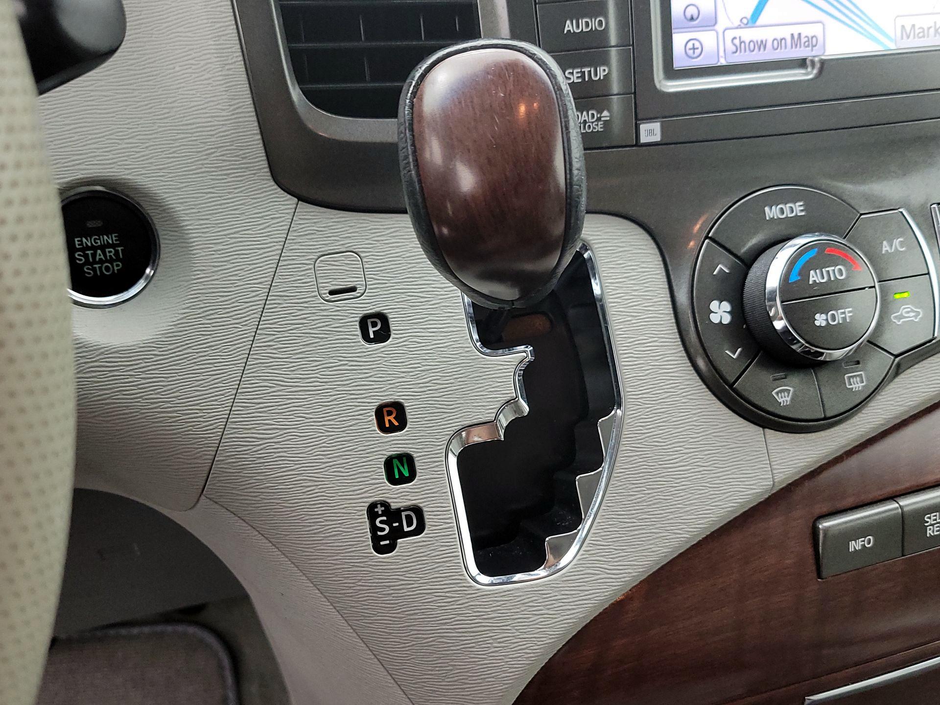Thumbnail: 2014 Toyota Sienna - 18