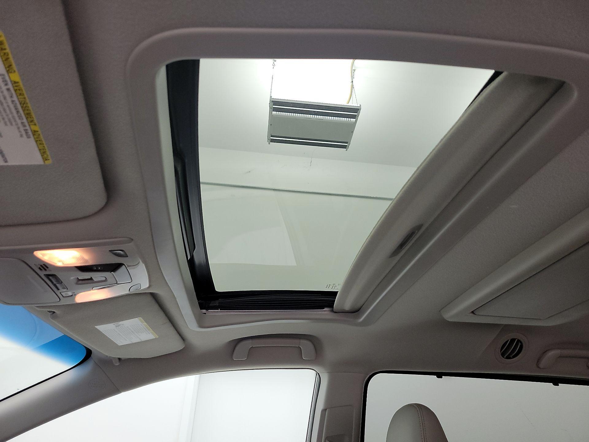 Thumbnail: 2014 Toyota Sienna - 20