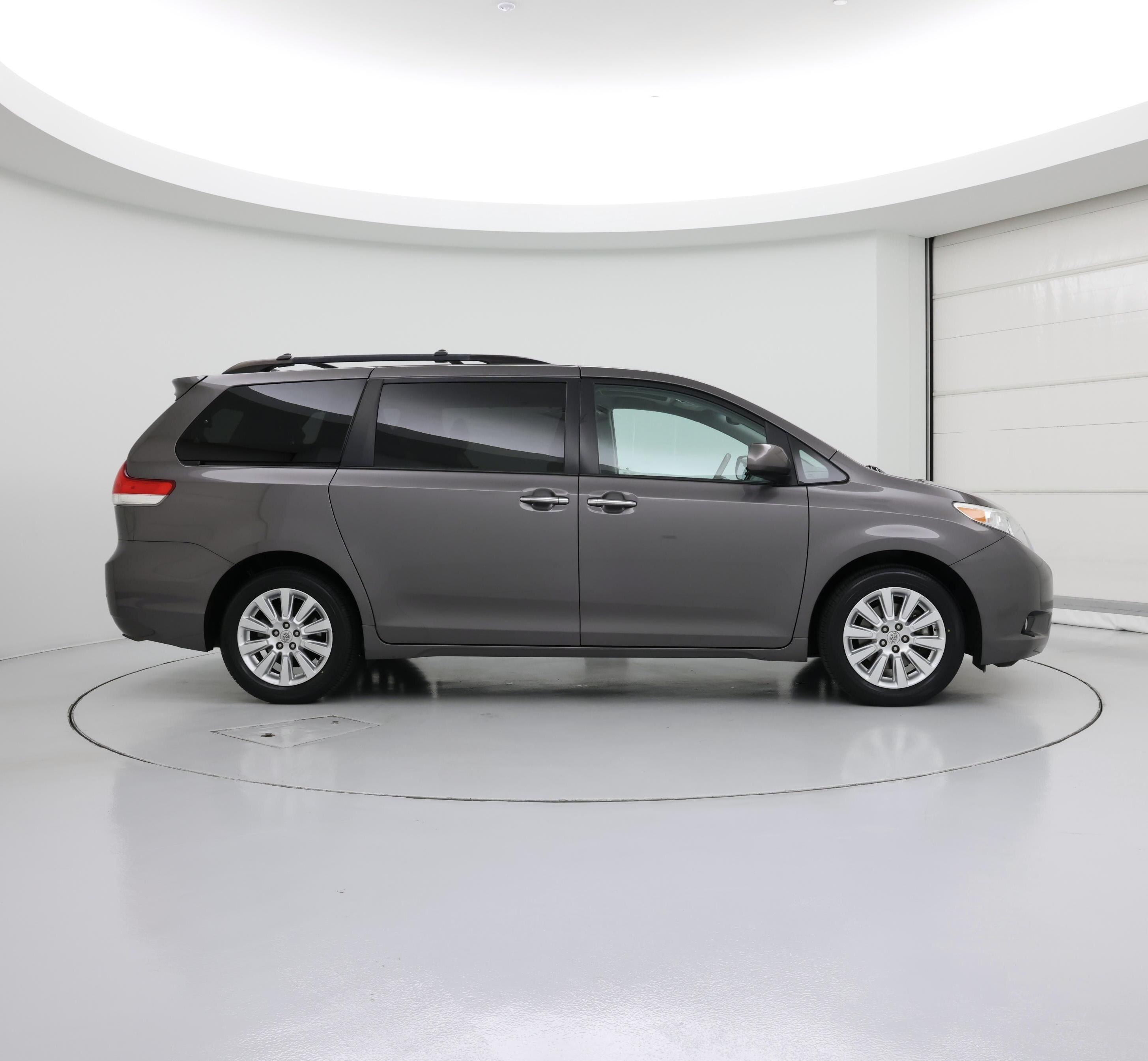 Thumbnail: 2014 Toyota Sienna - 7