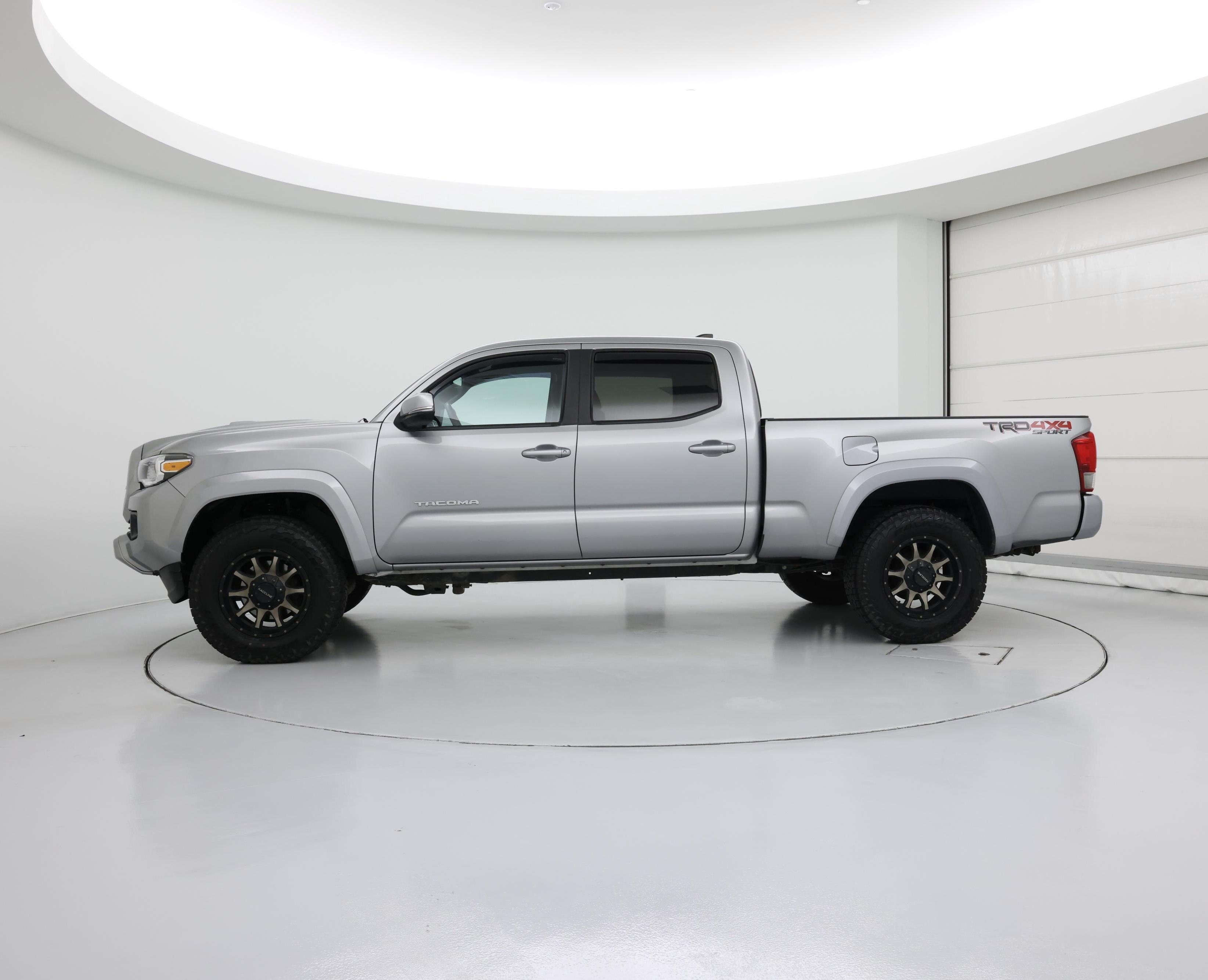 Thumbnail: 2017 Toyota Tacoma - 3