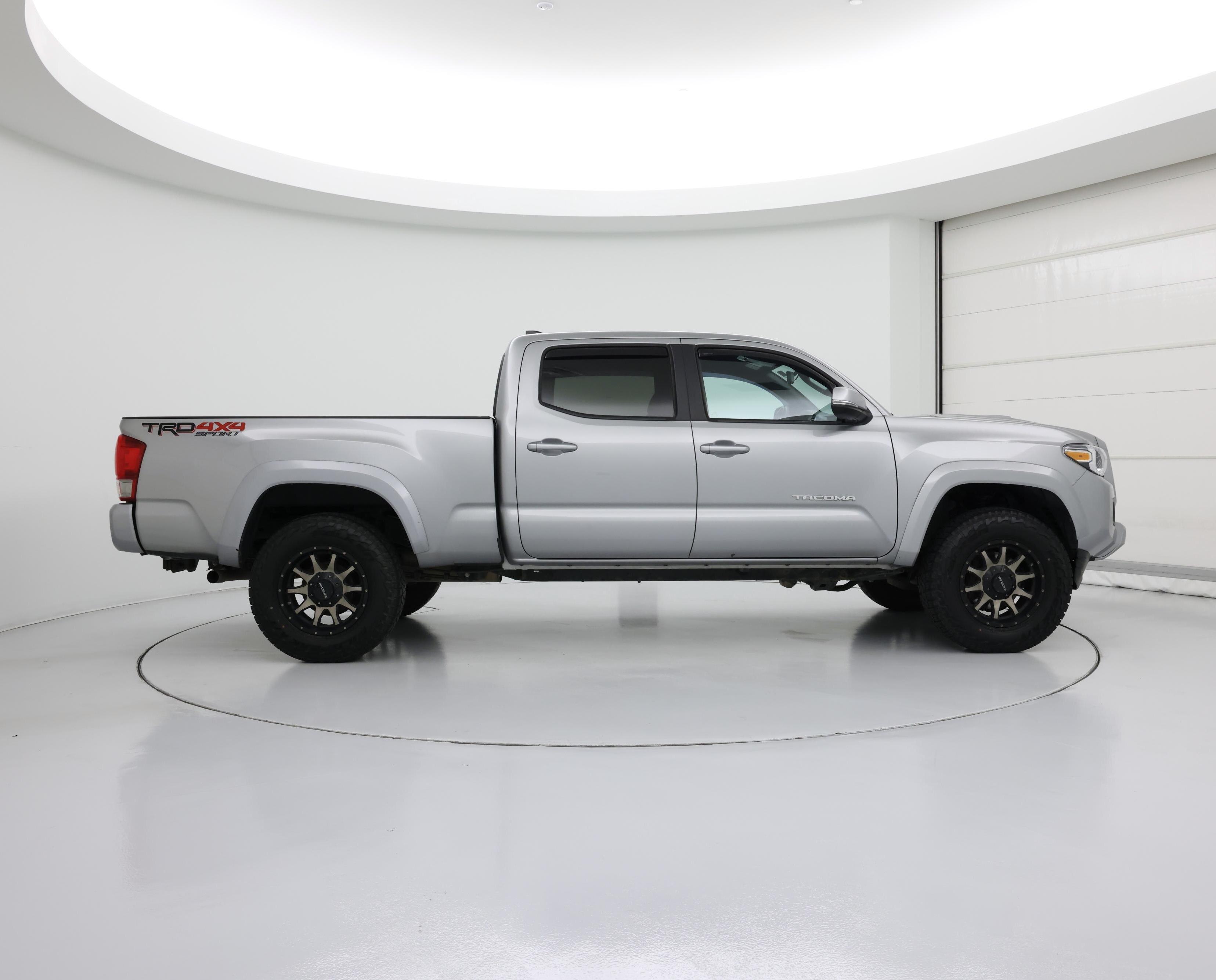 Thumbnail: 2017 Toyota Tacoma - 7