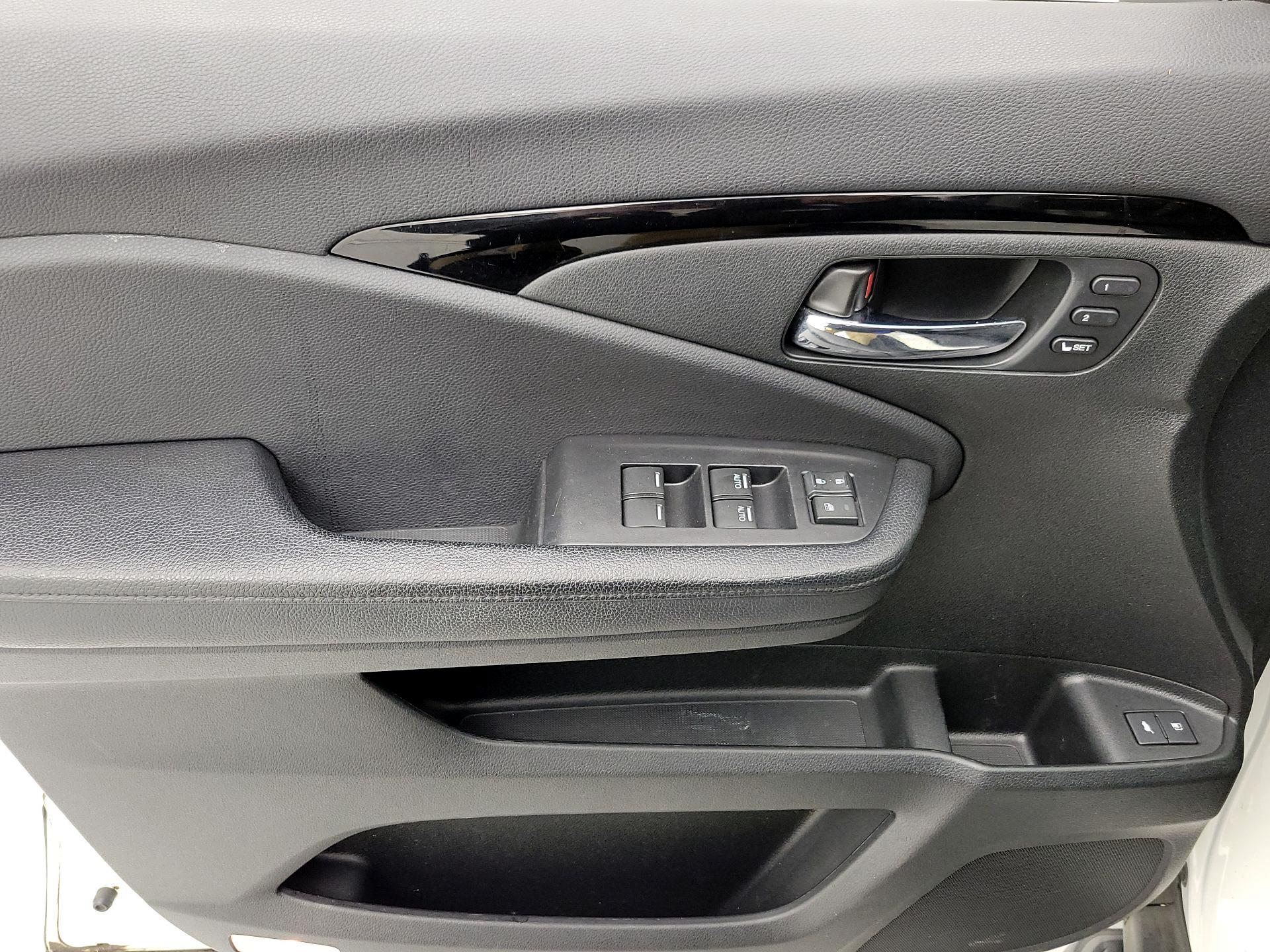 Thumbnail: 2017 Honda Pilot - 12