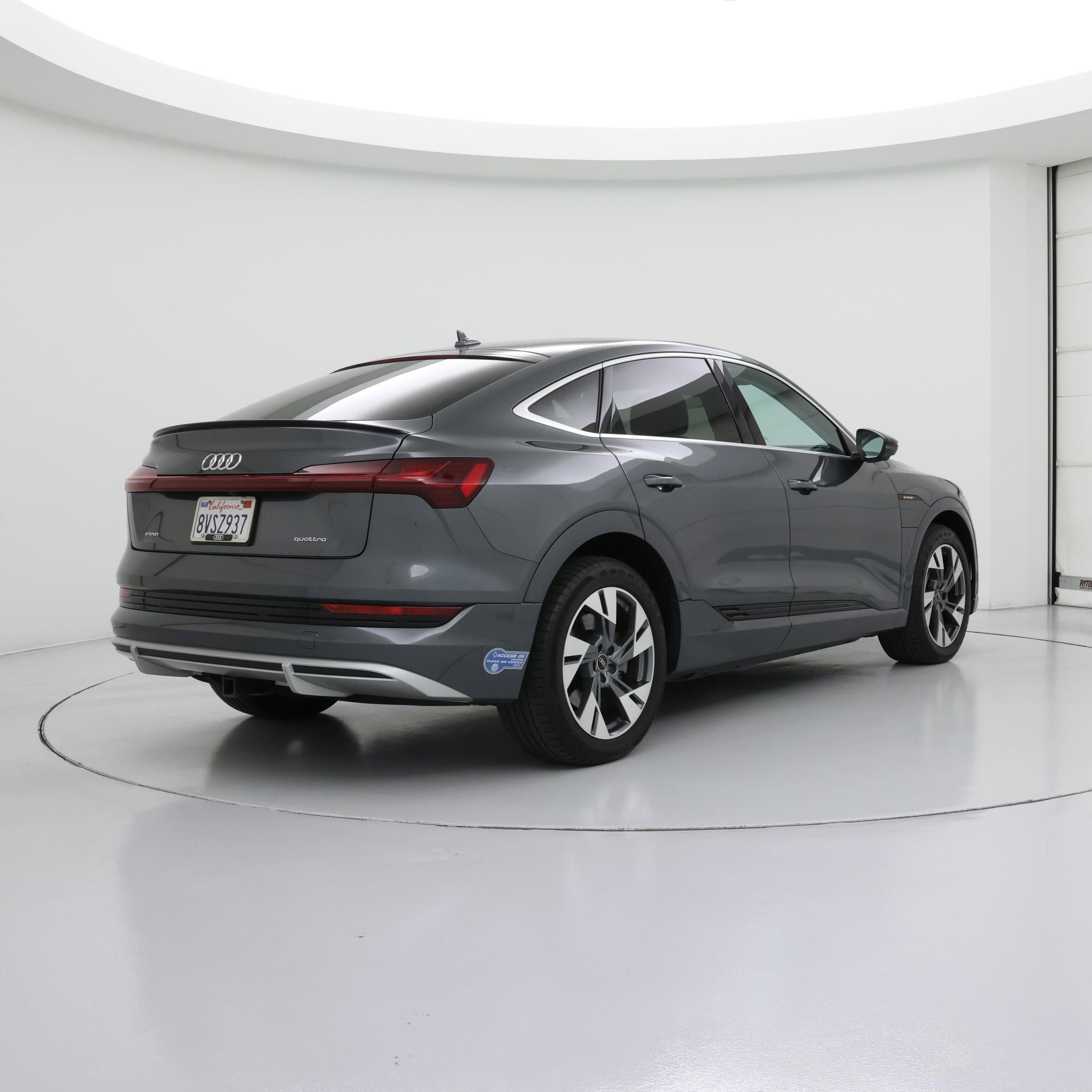 Thumbnail: 2021 Audi e-tron S - 8