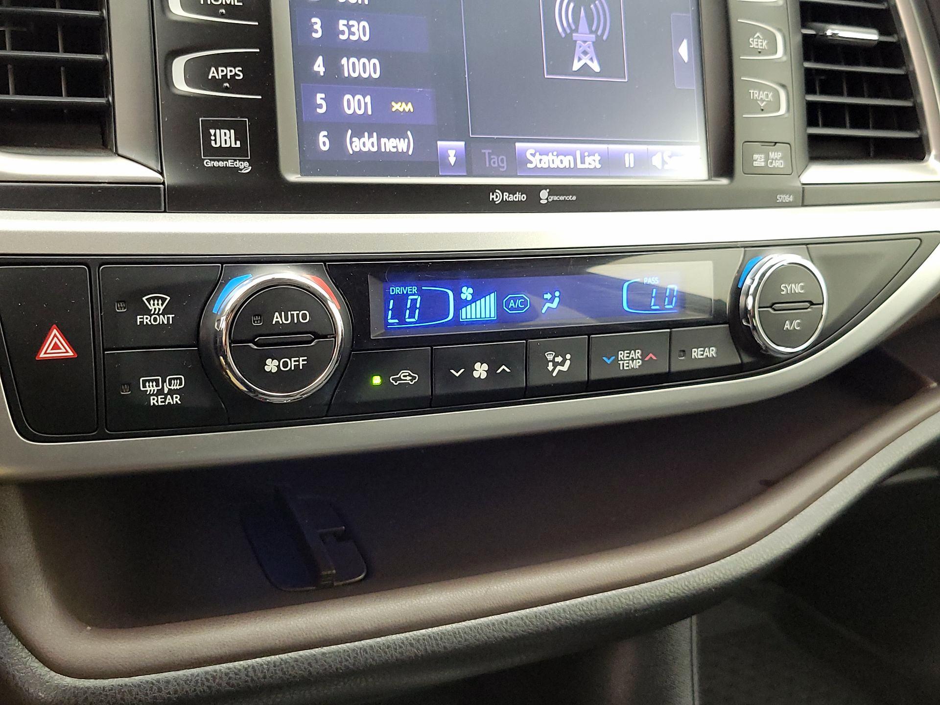 Thumbnail: 2015 Toyota Highlander - 17