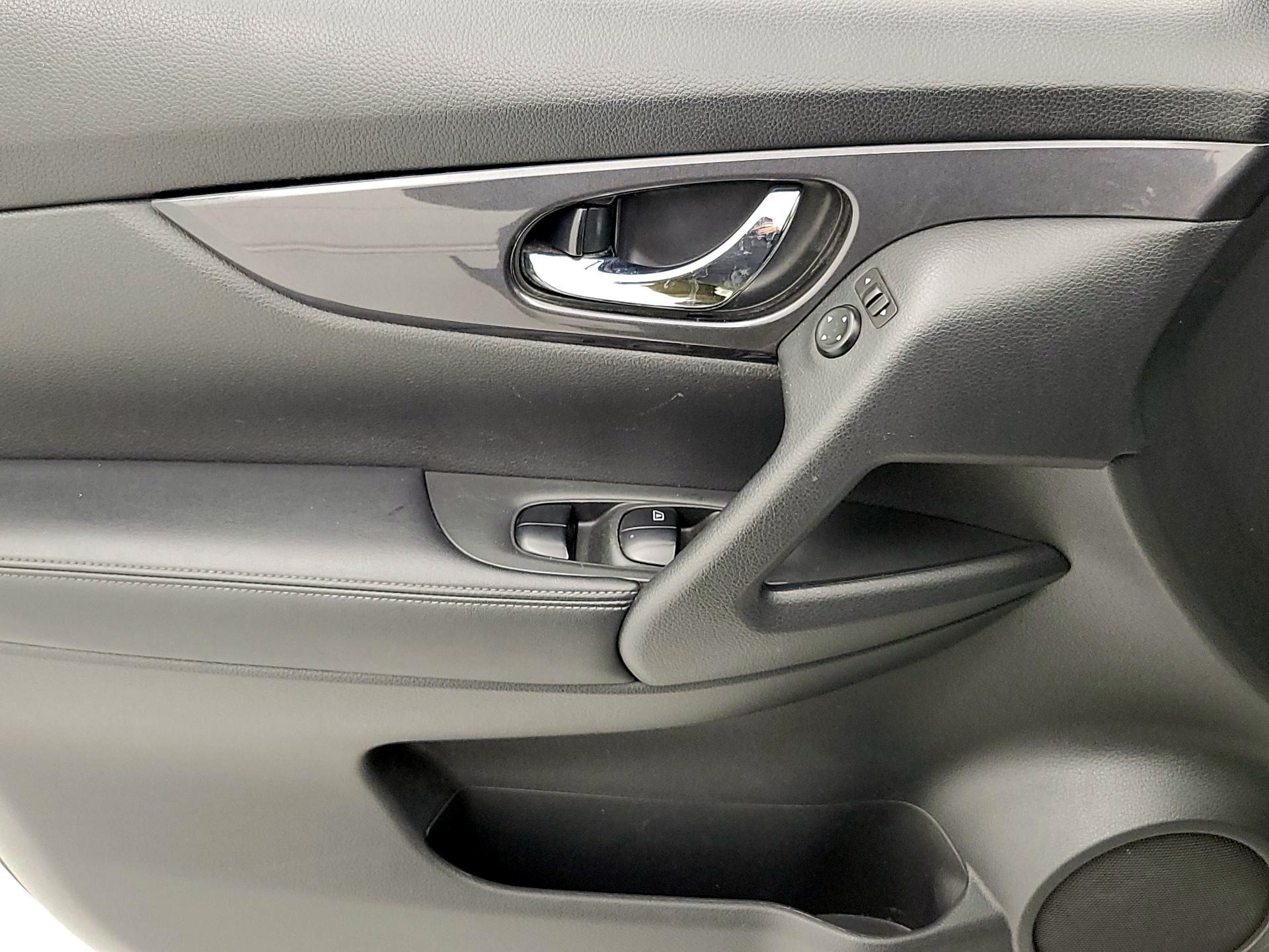 Thumbnail: 2019 Nissan Rogue - 12