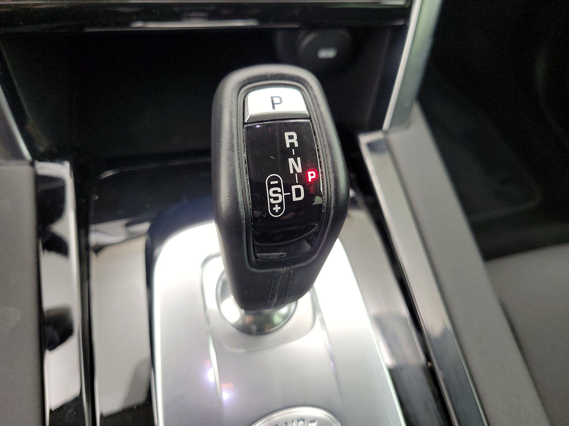 Thumbnail: 2020 Land Rover Discovery Sport - 18