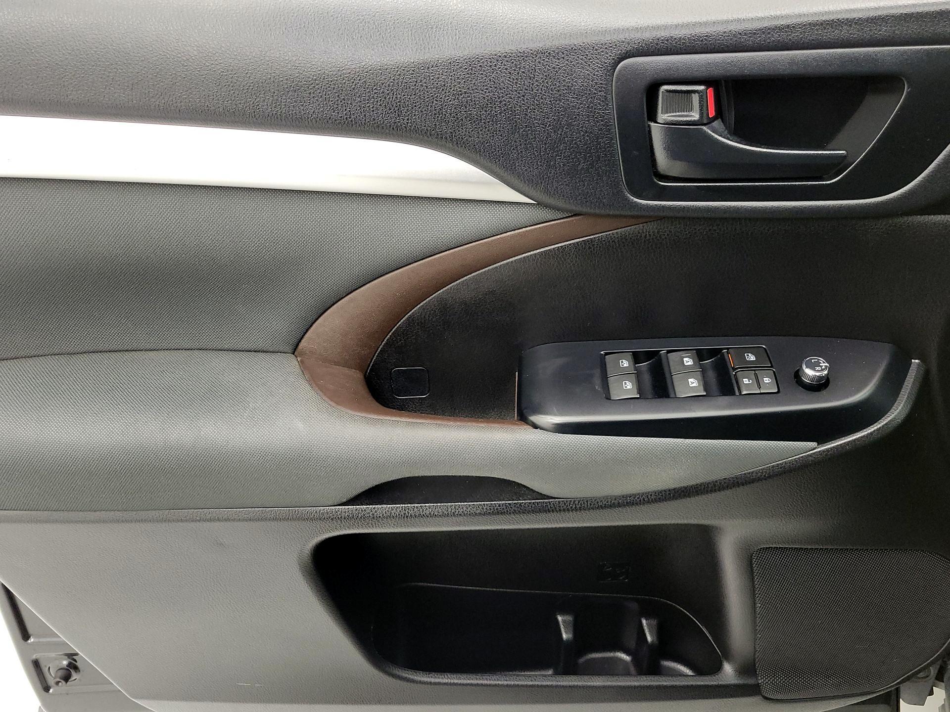 Thumbnail: 2019 Toyota Highlander - 12