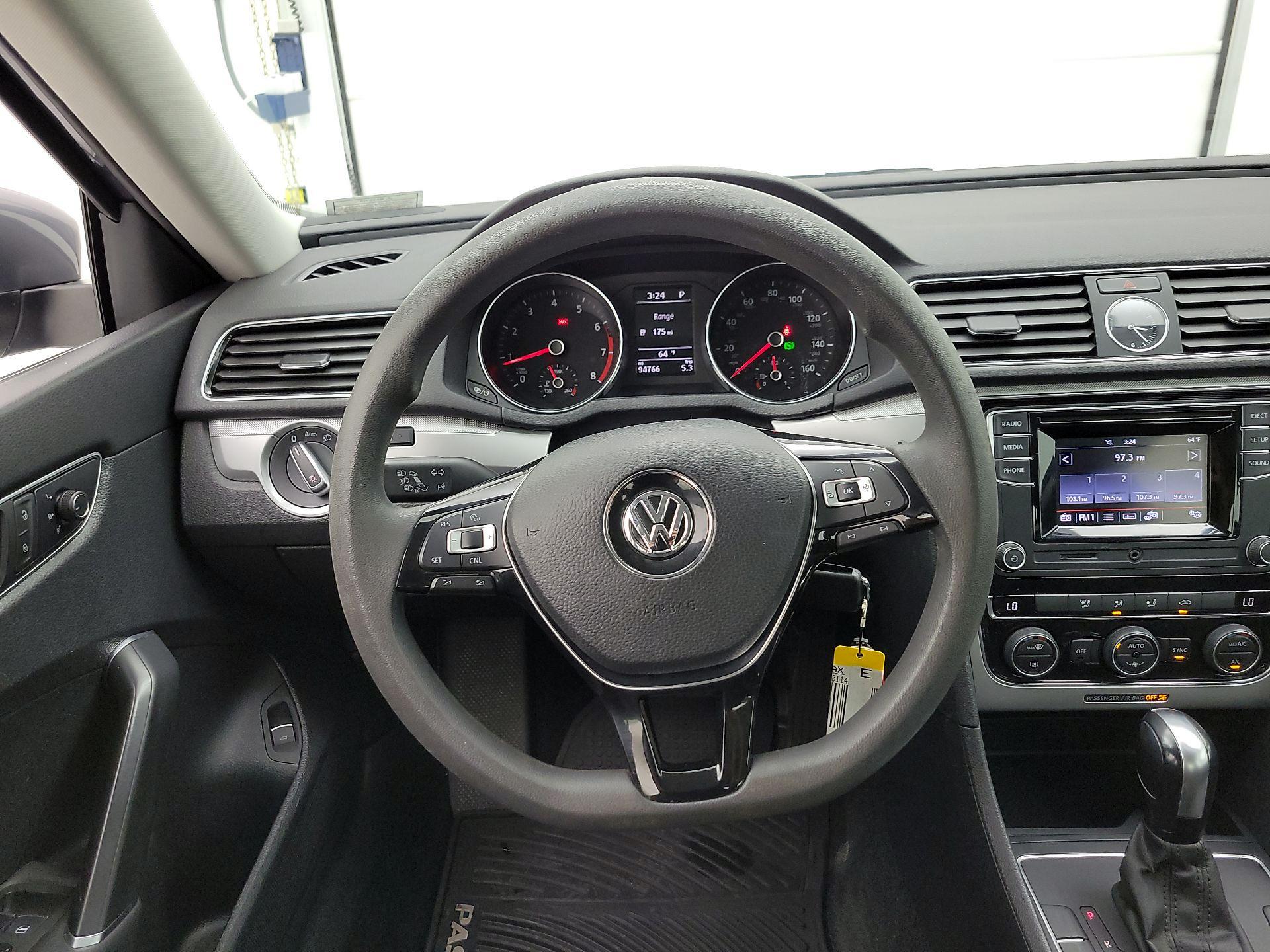 Thumbnail: 2017 Volkswagen Passat - 10