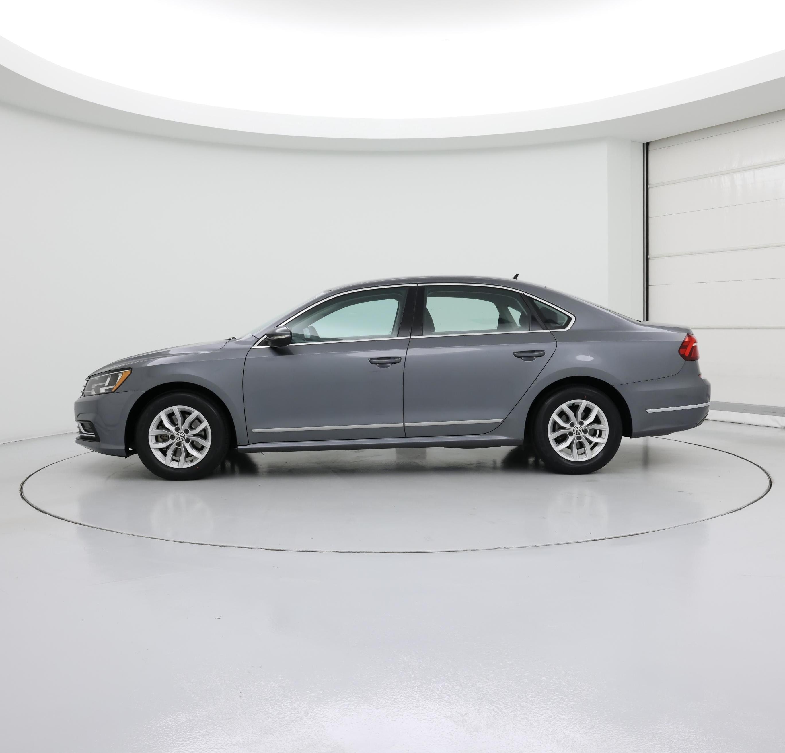 Thumbnail: 2017 Volkswagen Passat - 3