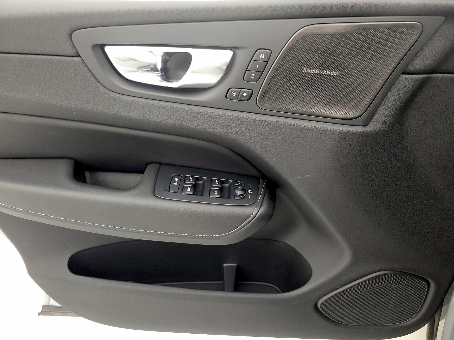 Thumbnail: 2025 Volvo XC60 - 12